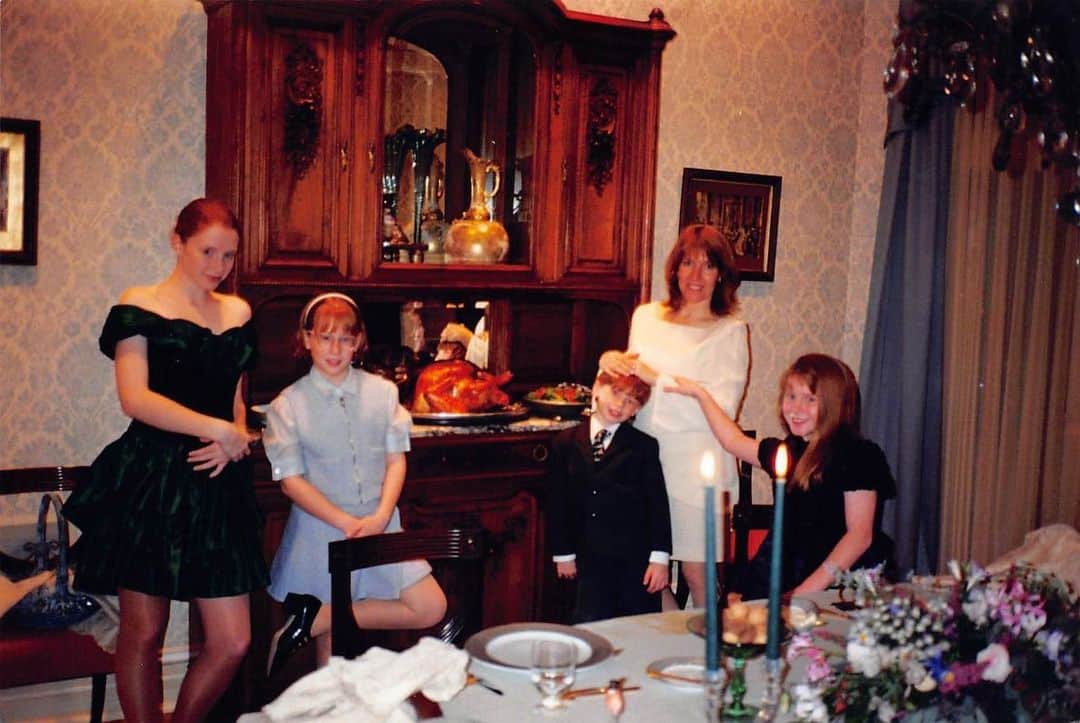 ブライス・ダラス・ハワードさんのインスタグラム写真 - (ブライス・ダラス・ハワードInstagram)「#TBT to Thanksgiving circa 1995. Decades later, the Howard Family still gathers for Thanksgiving — though definitely not as formally dressed. I’m so fortunate that as our family has grown, so have our celebrations. ⁣⁣ ⁣⁣ This Thanksgiving I am very thankful for a family that’s within my pod. I’m reminded to never take for granted the immense blessing of spending the day with family.⁣⁣ ⁣⁣ I’m especially thinking of Indigenous communities today and am grateful to the Lenape People, the Indigenous caretakers of these lands and waters. It is on their traditional land that we gather today.⁣⁣ ⁣⁣ Sending much love and thanks to you all 🧡 I’m continually inspired by you, my online family. Happy Thanksgiving!」11月27日 13時48分 - brycedhoward