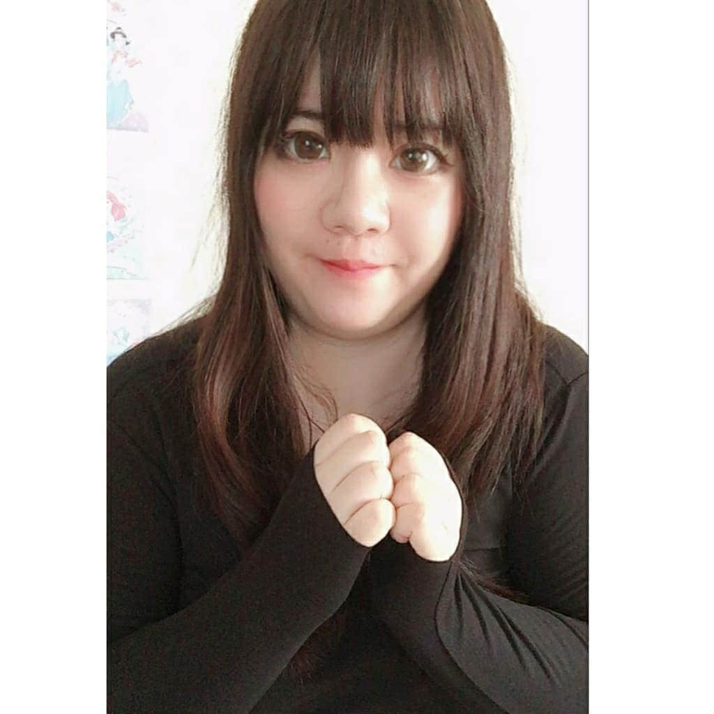 hoshizaki eriさんのインスタグラム写真 - (hoshizaki eriInstagram)「. 今日紹介したいのが「爆熱肌着(@bakunetsu.official)」 こちらのインナー、かなり優秀です！ . 保温性、伸縮性、通気性に 優れた高機能肌着で 更に爆熱糸を使用していて 薄くて爆熱し、冬でも 暖かく過ごせるそう！ とにかく暖かくて これからの季節に欠かせない1枚！ . また、カットイン機能という特徴があり 服をどのようにカットしてもほつれず、 シームレスな状態を維持しながら 自由に形や長さの調整が可能！ . わたしは腕の長さを変えたくて 15cm位カットしてみましたが ほつれなく簡単にカット出来ました💓 . 薄手ですがぽかぽかあったかく1枚着るだけで 暖かみを感じることができます♡ 今年の冬はこの肌着で 乗り切ろうと思います♡ . . @bakunetsu.official #爆熱肌着 #あったかコーデ #タイアップ #ootd #fashion #肌着 #あったか肌着 #カットイン機能 #あったかインナー #ぽかぽかインナー #pleaselikeit #likebackalways #followme #followback #相互フォロー ##오오티디 #코디 #스타일링 #패션스타그램 #데일리룩 #맞팔 #팔로미」11月27日 13時50分 - eriiinyan17