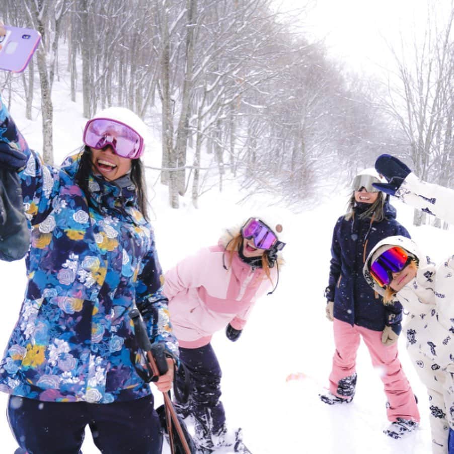 三星マナミのインスタグラム：「❄︎ ❄︎ 【お知らせ】  今年から新たに始まります✨ COMPASS HOUSEより 私が担当する雪上セッションクラス🤗  ある様でまだ少なかった。 女性限定オフピステ・ステップアップステージ♡  Wilderness Class（ウィルダネスクラス） 【〜女性限定〜Lady‘s BC】  コンセプトは、 「外遊びを通じて、自然から学ぶ」  外遊びを目的としたアウトドア体験。 はたまた、自然学習。課外学習。  それが私たちがイメージするWilderness Class（ウィルダネスクラス）です😊  気になっていたオフピステというフィールド。  チャレンジする為の機会や選択肢を見つけられなかった女性たちの為に スノースタイルをOne up✨する切っ掛けとしたいです。  女性だって、 スノーライフをもっと楽しく、もっと自由に。。。  母なる大地に身を置いて いつもとは違った角度からスキーやスノーボードを体験する事で開ける世界🌈 自然から学ぶコト。感じるコト。気づくコトは本当に多い。それぞれに♡  そんな各所擽る様な体験を 私と一緒に💛 そしてコンパスハウス・BCメインガイドのTKのノウハウと共に学びの中に笑いありw 安心できる内容をご提案いたします😊  各種詳細と申し込み開始は間もなく。 コンパスハウスホームページより公開です。 今しばらくお待ち下さい🤗  既に、気になる❣️ という方は是非DM下さい😊 エントリー開始と共にお知らせ届けます🙌  ================== 【日程】※各定員:12名 1/13(水) 平日・水曜開催コース　ステップ①  1/30(土) 週末・土曜開催コース　ステップ① 2/3(水) 平日・水曜開催コース　ステップ② 2/27(土) 週末・土曜開催コース　ステップ② 3/3(水) 平日・水曜開催コース　ステップ③  【参加費】 平日水曜開催コース　全３回　¥21000税込 （¥3000クーポン還元） 週末土曜開催コース　全２回　¥21000税込 （¥3000クーポン還元）　  ※クーポンについて 今期より、BCイベントにリピートいただいているお申し込みに感謝して、ドリームシップ各店（COMPASS HOUSE/Mt.Dock/COMPASS Village）でご利用いただけるクーポンを還元いたします。 ●早期予約サービス 2020年内のお申し込み / ¥500クーポン還元 ●おともだちサービス おふたり以上のお申し込み / それぞれ¥500クーポン還元 ●おかわりサービス イベント終了時に次回イベントご予約 / ¥1000クーポン還元 ぜひご利用ください。」