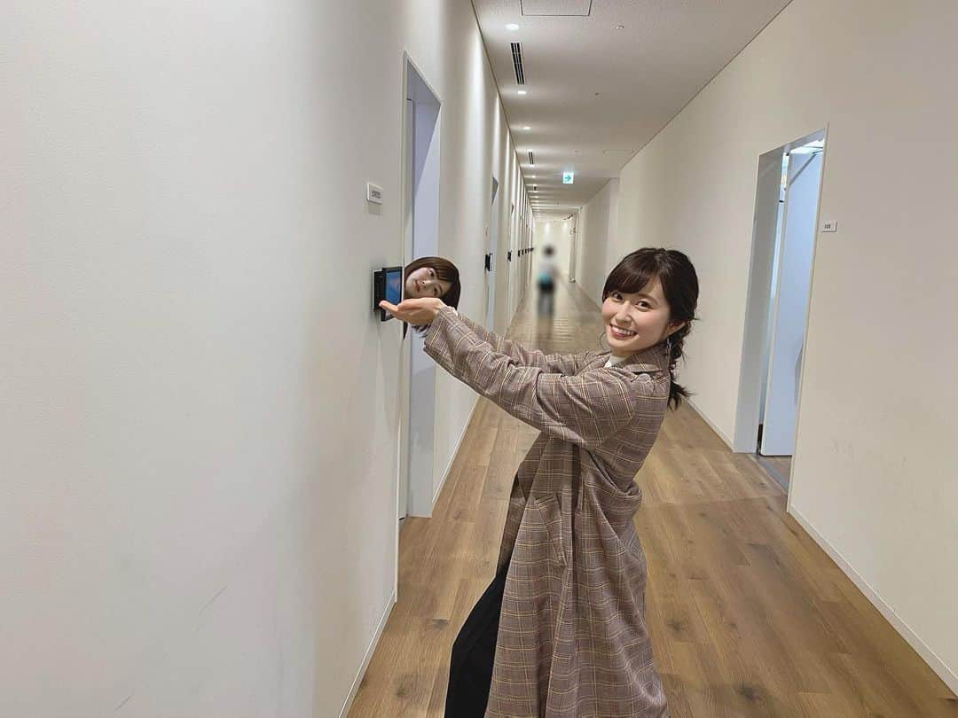 中村秀香のインスタグラム：「昨日まで、 少し遅めの夏休みを頂いておりました☀️  のんびり、ダラダラ、ゴロゴロ、 リフレッシュできました🙇‍♀️  この休暇中に、 遅ればせながら 映画 #ハリーポッター の魅力に気づき その世界観にどっぷり浸かりながらシリーズを一気見し  年賀状の準備などもそろそろ始めなきゃと動きだし、 もう今年も残りわずかだということを実感しました☀️  今日からまたお仕事です✨ 元気に頑張りますので 皆さまよろしくお願い致します！  写真は、先日 #佐藤佳奈 アナと撮った 遠近法を用いた写真です📸笑」