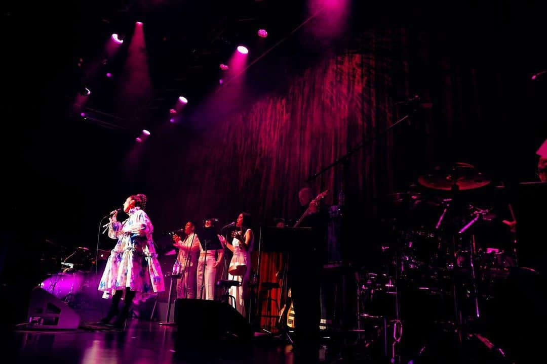 TiAさんのインスタグラム写真 - (TiAInstagram)「TiA Heart Singing Live "Rejoice" @Billboard Live Yokohama ✨🙌🏼   お越しくださった皆様、心よりありがとうございました。久しぶりに生で音楽を届けられたこと、リアルな世界で皆様に直接お会いできたこと。こんなに幸せか！！嬉しさが溢れ出るものが凄すぎました。 皆さんの身振り手振り体すべて、マスクをはみ出して分かる笑顔にたくさん元気をもらいました。  Love You!!!!  ニューヨークに単身渡米したのは2014年のこと。 あれから6年ですが、"なりたい自分"に今はなれてなくても「明日こんな自分になるために」という気持ちでずっと前を向いて歌い続けてきました。 日本のBillboard Liveにオファーを頂けるアーティストになる！Billboard Liveのステージに似合うアーティストになる！というのがひとつの目標でした。 なぜならば、私はBillboard Liveで今まで素晴らしい海外アーティストのライブをずっと観てきていて、大好きな憧れのステージだったからです。  ニューヨークで過ごした日々を、 その時どんな想いで生きてたかなんて、 誰も知らなくても、知らなくてもいいんです★  自分自身が知ってる。 神様はやっぱり見てくれていた。  ありがとうございます。 必死で生きてきたあの日々は、宝物だ。  そして、一緒に音楽を楽しんでもらえた素晴らしい大好きなバンドメンバー　キーボード安部潤　@jun_abe_jun_abe ドラム　高田 真 @shinny.t ベース牧野 竜之介 @ryubass0212 サックス　西村 貴行 @takayuki__nishimura コーラスは、大好きなシンガーの仲間　@yuzabro 西川 雄三郎、Wakasa @wakasa.singer 、Saaya @miyaosayaka 、素敵な歌声をありがとう。  みんなに支えられ、一流のBillboardのスタッフの皆様と事務所やレコード会社のスタッフの皆様。Photo by @ryosuke_photography @ryo_images   ありがとうございました。  皆様のおかげです。  横浜コーラスのみんなは、 大阪では @soulbird_musicschool の皆様にバトンタッチ。 ワクワク！！どんな素敵な出会いになるでしょうか！ 楽しみです。  「Rejoice」に参加してくださった皆様の想いを抱きしめて！！大阪公演も楽しみます！！  心より感謝の想いを伝えたいです。 ありがとうございます！！  では、11月30日のBillboard Live Osakaでお会いしましょう！！  大阪！  ＜Heart Singing Live “Rejoice”-feat.Soul Bird〉 11月30日（月）にビルボードライブ大阪  ▼チケットご購入はBillboard Live Osaka HPからご予約ください😊  TiA / Vocals 安部 潤 / Piano,Keyboards 西村 貴行 / Saxophone 牧野 竜之介 / Bass 高田 真 / Drums  Soul Bird Choir 北出 治男 / Chorus(大阪のみ) 北郡 梨香 / Chorus(大阪のみ) 中下 真奈美 / Chorus(大阪のみ) 桐生 礼子 / Chorus(大阪のみ) 田中 聡 / Chorus(大阪のみ)  #ビルボード #ビルボードライブ横浜 #横浜 #billboard #billboardliveyokohama #followforfollowback #followｍe #live #music」11月27日 13時53分 - tia_singer