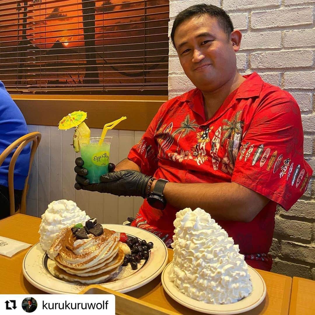 のインスタグラム：「#Repost @kurukuruwolf 様  ご来店頂きましてありがとうございます😊 #コナティラミスパンケーキ とオリジナルドリンクで楽しまれているお写真をご投稿頂きましてありがとうございます☀️🌈 ぜひ、またEggs 'n Thingsにお立ち寄り頂いてごゆったりとお過ごしください😆🏝  ----------- もうこれで夏も終わりだからと、真夏のような万博記念公園にアロハではしゃいだ霜月初日。帰り道に、夏の入道雲の如きホイップエベレストに潜り込むべく、ホイップフリークの楽園（Eden）、Eggs’n Things に立ち寄れば、なんとキャンペーン初日。スペシャルドリンクを頂くという、かつてないおもてなしを受けました。 ありがとう、Eden. I will be back.（投稿忘れてましたごめんなさい） #アロハでエッグスン」
