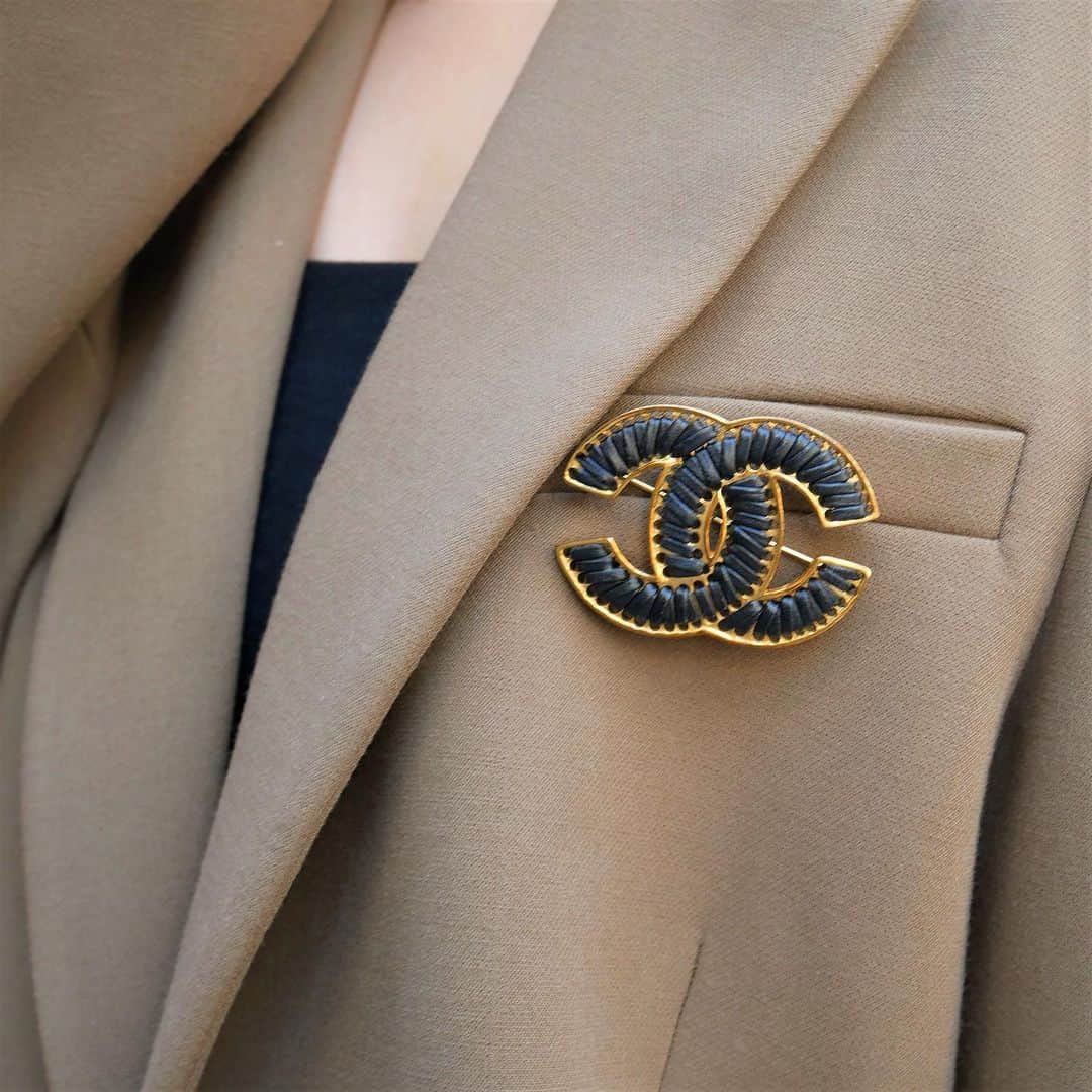 Vintage Brand Boutique AMOREさんのインスタグラム写真 - (Vintage Brand Boutique AMOREInstagram)「Chanel CC Lambskin Brooch from Spring 2003🖤  🖤This item is available online for purchase Search code: AO29412  Free Shipping Worldwide 📩DM for more info and pricing  ➡️info@amorevintagetokyo.com   #VintageChanel #ChanelBrooch #Chanel #ChanelCollection #AmoreTokyo」11月27日 14時04分 - amore_tokyo