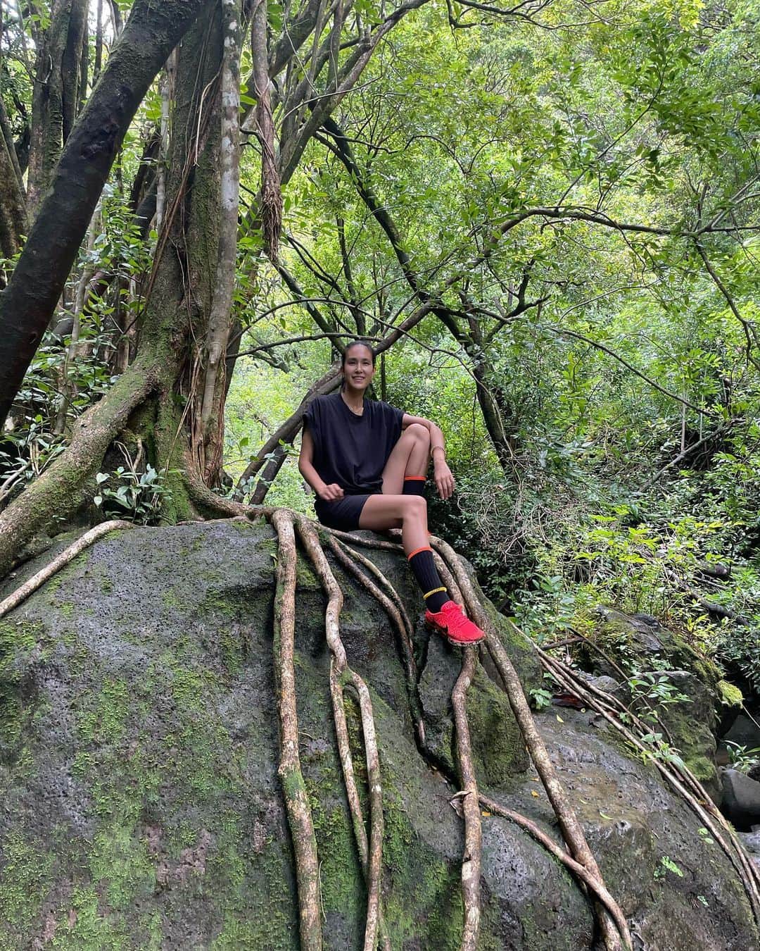 金原杏奈のインスタグラム：「At Lulumahu falls🌳🍃 ・ 今回コロナの影響で多くの ハイキングコースがクローズしていました。 唯一の初心者向けコースと思って行ったら なかなかハードだった、ルルマフの滝！ 道に迷ったりしながら、やっとこさ到着。 滝で写真撮ったあと、滑って水の中に落ちて 帰りはビショビショ🤣💦 ・ #hawaii #hiking #lulumahufalls  #ハワイ #ルルマフの滝 #ハードコース」