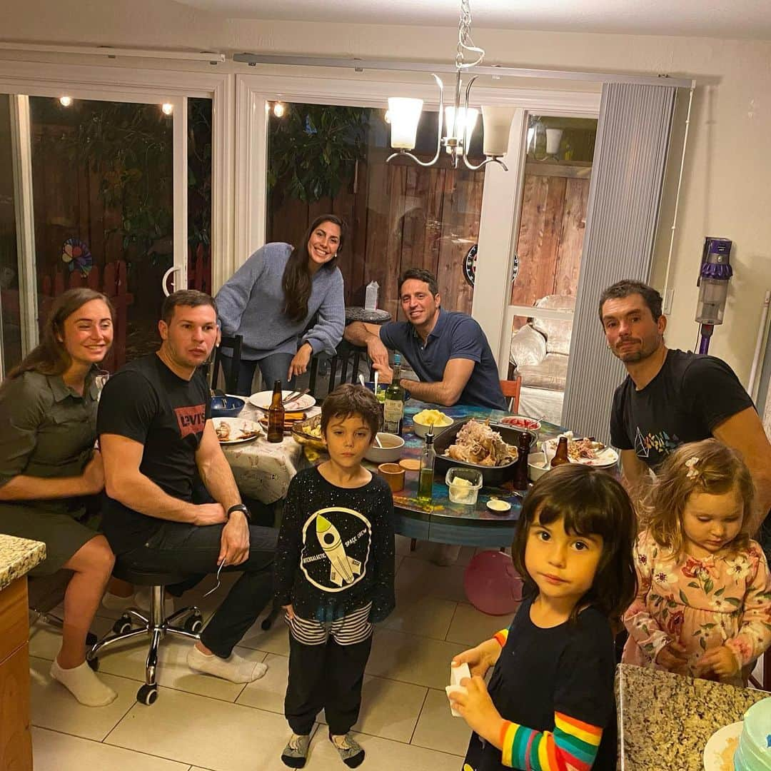 アンドレア・フエンテスさんのインスタグラム写真 - (アンドレア・フエンテスInstagram)「So happy to be surrounded by such a loving Brazilian-Ukrainian-Spanish family in this beautiful part of the world! #happythanksgiving to all! @annavoloshyna @teixeiralara @victor_canosegura @fciancia #Andrei and Happy birthday Lara! Swipe left until the end to see the cutest-happiest reaction ever from Eva 😂」11月27日 14時07分 - andreafuentes83