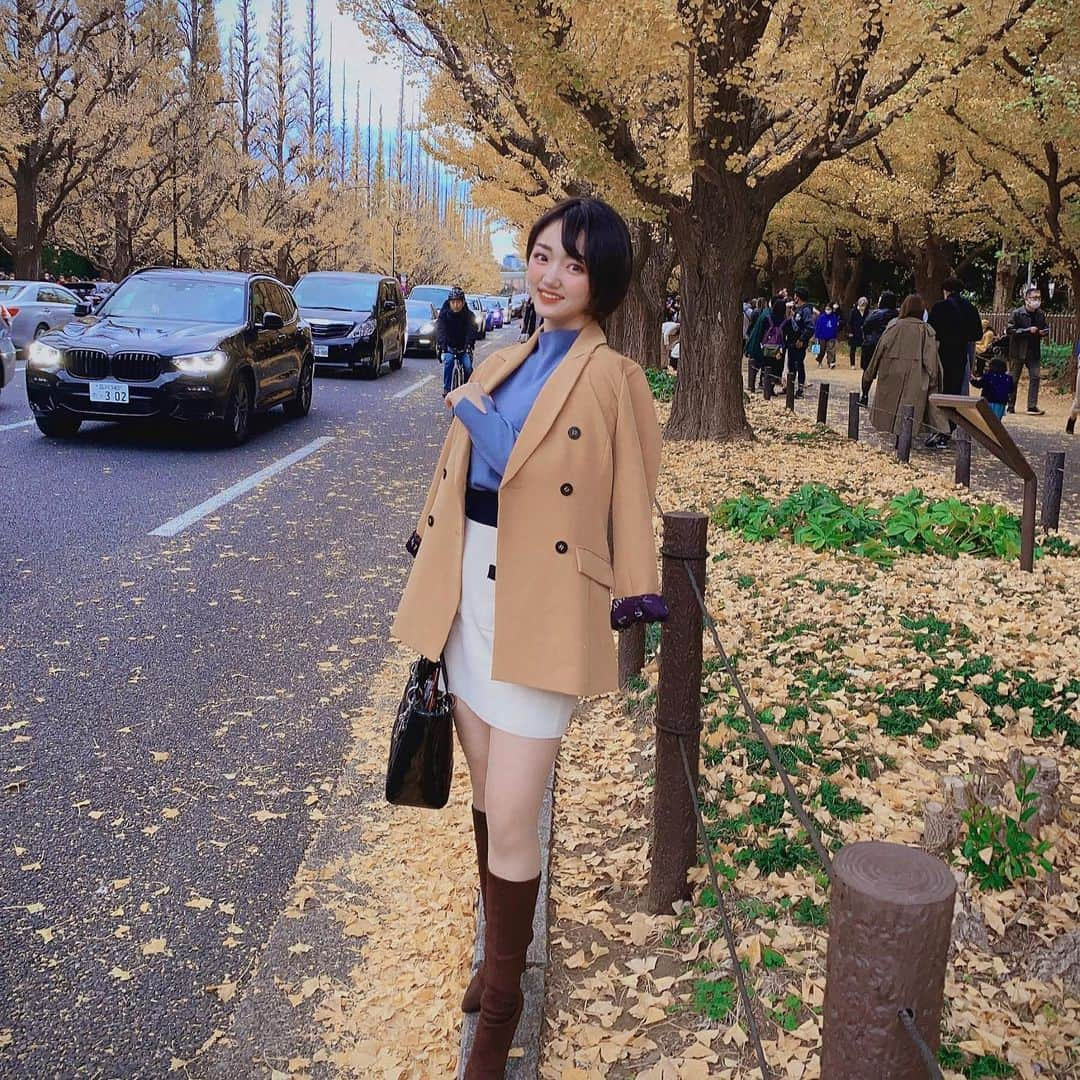 東美希さんのインスタグラム写真 - (東美希Instagram)「⏩swipe⏩ はじめてのいちょう並木🍁 . 🧥　#eimyistoire  👖　#redyazel  . #いちょう並木 #いちょう並木通り  #外苑前いちょう並木  #いちょう  #ショートカット  #ショートカット女子 #秋メイク　#ボルドーメイク  #インスタ映えスポット」11月27日 14時09分 - amisar11