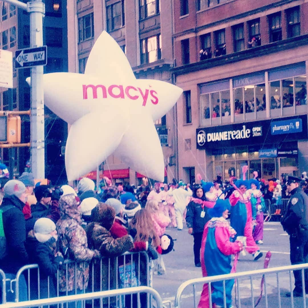 前田真里さんのインスタグラム写真 - (前田真里Instagram)「いつかのメーシーズパレード.  #happyholidays  #過去pic #macys #7yearsago #5thavenue #5thave #newyork #googlephotos」11月27日 14時10分 - maedamari