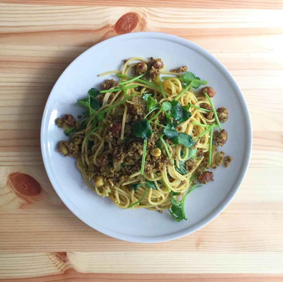 宮本菜津子さんのインスタグラム写真 - (宮本菜津子Instagram)「今日のひるご飯。挽肉とピーナッツとパクチーのパスタ🍝🥜なんとなくで作ったけど、なかなかに美味しい組み合わせだった！ - #massofthefermentingdregs  #motfd #masudore #lunch #lunchtime #lunchtime🍴  #lunchtime😋  #pasta  #coriander #マスドレ #ランチ #ひるごはん #おひるごはん #昼ごはん  #お昼ごはん  #昼ご飯  #お昼ご飯  #パスタ  #スパゲティ  #パクチー #コリアンダー」11月27日 14時12分 - natsukondesu