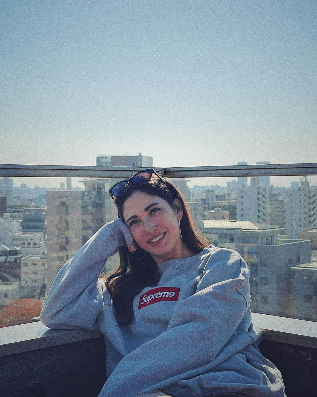 のインスタグラム：「😌💭  ﻿ ﻿ ﻿ ﻿ ﻿ ﻿ ﻿ #tokyo#mood#fashion#style#photo#photography#outfit#outfitoftheday#sunglasses#lifestyle#東京#写真#スタイル#ファッション#ライフスタイル」