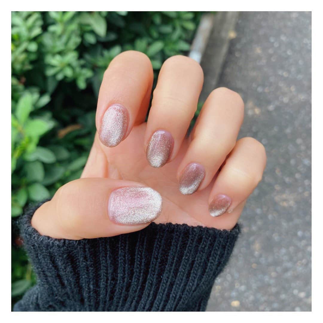 のインスタグラム：「🍒﻿ ﻿ ネイルを新しくしてきた。﻿ ﻿ 好きな自分でいるために、身だしなみを整えるのも大切ですね。 ﻿ ﻿ #nail  #dayoff﻿ #ネイル　#マグネットネイル　#休日﻿」
