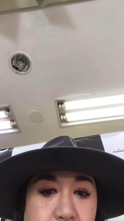 のインスタグラム：「初のインスタライブで、キャリーバッグと、ふわふわインナーバッグのご紹介をしましたが。。 電波のせいか、途中思いっきり途切れてゴメンなさい😂🙏 確認して、あまりにもヒドかったら数日で消してしまうと思うので早めに見てみてね😘❤️ また近々、インスタライブ出来るように頑張ります🙋‍♀️」