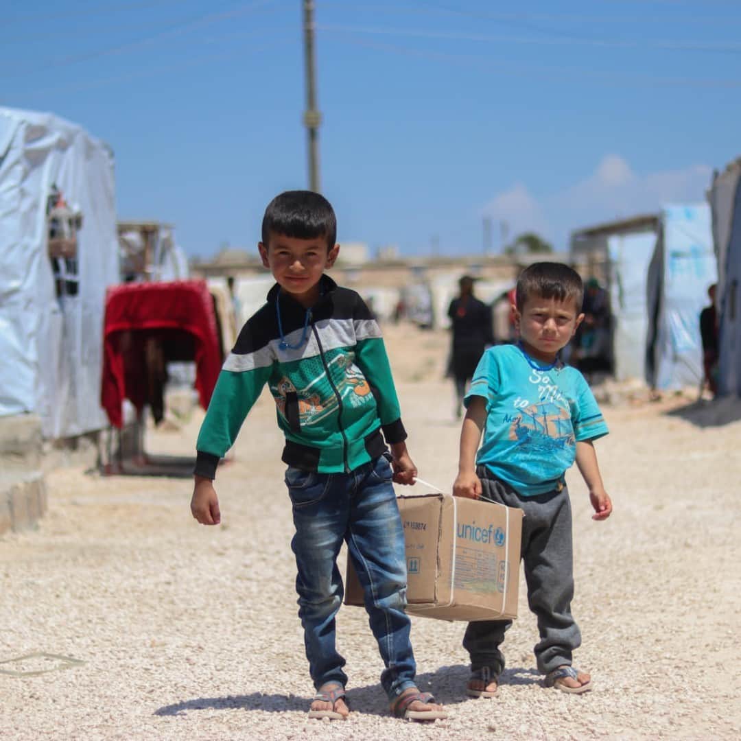 unicefさんのインスタグラム写真 - (unicefInstagram)「Seven-year-old Ahmad and 5-year-old Saad are helping carry hygiene supplies back to their tent in rural Aleppo, Syria. More children than ever are affected by conflict, natural disasters and displacement. Now #COVID19 is making a bad situation worse.   We’re calling on governments to increase and maintain funding for emergencies. We must pull together as a global community and reimagine a safer world #ForEveryChild.  © UNICEF/UNI334456/Almatar」11月27日 14時15分 - unicef