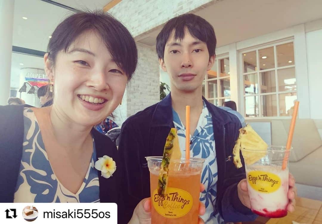 のインスタグラム：「#Repost @misaki555os 様  ご来店頂きましてありがとうございます😊  ハワイ気分を存分に楽しんで頂き、お二人の素敵なお写真をご投稿ありがとうございます☀️🌈  ぜひ、またEggs 'n Thingsでハワイ気分を楽しんでください😆🏝  ============== 【11月30日（月）までの限定キャンペーン】  🌺アロハシャツ🌺を着用し店内でお一人様500円(税別)以上のお食事をご注文のお客様にオリジナルドリンク🥤をプレゼントしています🏄‍♂️  さらに、アロハシャツでお食事を楽しまれている写真を【 #アロハでエッグスン 】と付けてInstagramに投稿すると、「セミオーダーメイドアロハシャツ」や「お食事券10,000円分」を各10名様ずつにプレゼントいたします🌴  ・ムームーなどアロハ柄の物も対象です。 ・アロハシャツはご持参いただき、店内で羽織っていただければ大丈夫です。  ぜひ、アロハシャツを着てEggs ’n Thingsで楽しくごゆっくりとお過ごしください😊  --------- #アロハでエッグスン キャンペーンやって来た！ドリンクいただいたよ🌺去年ハワイ旅行で買ったムームー＆アロハ着て行きました～  ハワイでパンケーキ二人で８枚頼んでしまった反省を生かしたい私たちは😂今回パンケーキ１つとポキのみ！（ご飯無し）美味しかったし美味しく食べられて嬉し～。コナティラミスは４枚重ねでした😋  ・コナティラミスパンケーキ ・ププサンプラー 　(アヒポケとロミロミサーモン盛合せ) ・ドリンクは 　ヴァージンマイタイ、ヴァージンラバフロー🍹  平日のお昼はほぼ満席でした！ ハワイ気分が味わえてアロハも報われました🌴 ありがとうございます！  #エッグスンシングス #eggsnthings #お台場 #パンケーキ #ティラミス #コナコーヒー #アヒポキ」