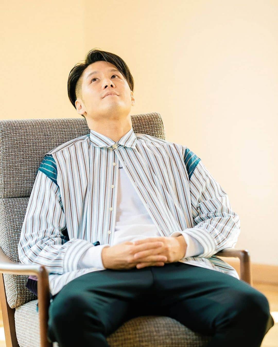 梅川壱ノ介（舞踊家）のインスタグラム：「時には家でのんびりと  𝘓𝘢𝘻𝘺 𝘵𝘪𝘮𝘦, 𝘐 𝘭𝘪𝘬𝘦 ￣￣￣￣￣￣￣￣￣￣￣￣￣￣￣￣￣￣￣￣￣￣￣ 集中とリラックスのメリハリって、ほんとに気持ちいいー。  #梅川壱ノ介 #日本舞踊 #舞踊家 #伝統芸能 #日本文化 #にほん #伝統美 #日本の四季 #日本の美 #自然 #リラックス #のんびり #メリハリ」