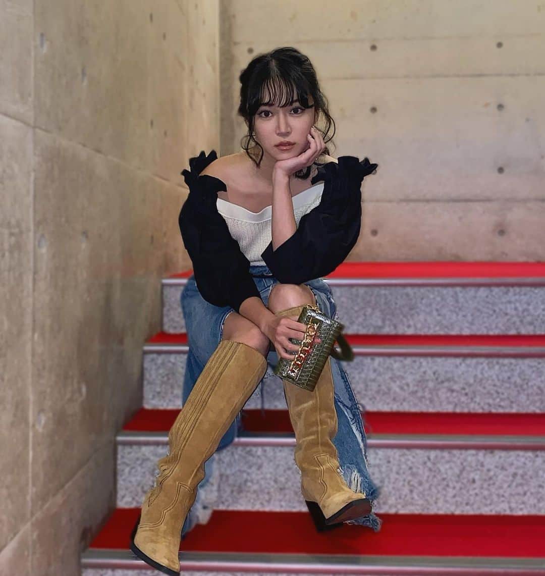 DJ mariennuのインスタグラム：「iDeal Of Sweden 📱 @idealofsweden 💚  スマホアクセサリーをメインに展開してるブランドで、アイテムのほとんどがマグネット式になっていて自分らしくカスタマイズできちゃうんだって♪ 見た目の可愛さだけでも最高なのに 動物愛護・フェアトレード・寄付・梱包資材100%リサイクル・有害プラスチック不使用というSustainableなブランド🙌 このケースはカード用のポケットも4つもついてて使い勝手も最高です💋  そして11/30まで ブラックフライデーセール中なんだって♪ サイト上では50％OFFのセールも実施中なんだけど　この mariennu12025 ←クーポンコードを使うとと更に5% OFFでお買い物ができちゃうみたいなので是非お得にgetしてみて下さい❤️  In paid collaboration with #idealofsweden  #idealofsweden #スマホケース」