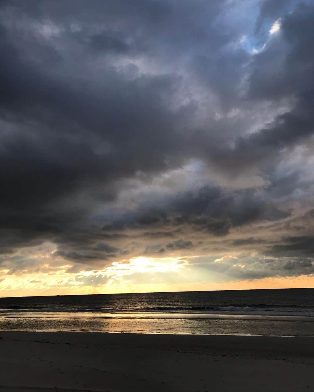 アディクションのインスタグラム：「Sunrise..」