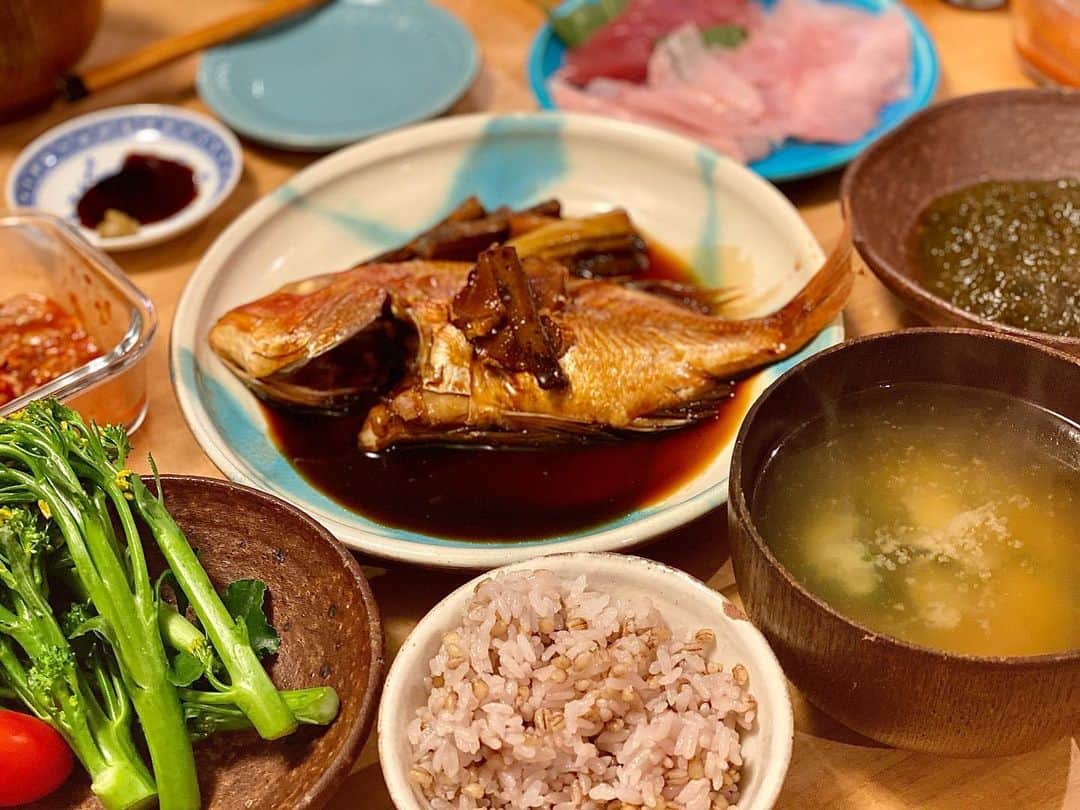 迫田愛子のインスタグラム：「毎月楽しみにしている @yaoya_ro の魚の日🐟﻿ 伊勢の漁師さんが取ったばかりの新鮮な季節の魚や、それを使ったお惣菜が届きます✨﻿ ﻿ 我が家のお気に入りは海人さんが丁寧に採ったモズク(絶品‼️)お刺身系2,3種と煮付けや焼き魚系お任せ。﻿ ﻿ それに後は焼くだけのマグロハンバーグやお味噌汁にも入れれる鰯のつみれ。﻿ 揚げるだけの魚のフライ‼︎﻿ ⬆️この辺りは届いたらすぐ冷凍して手抜きしたい時の一品に🐟✨﻿ ﻿ 公式LINEアカウントに登録するとお魚情報が届くので、選んで(任せて)送って貰ってます❤️﻿ LINEアカウントは@qya5355r﻿ ﻿ 天然採れたて、安心安全、めっちゃ美味しい‼️﻿ なのに送料かかっても東京で買うよりずっとずっと安いと言う。。。﻿ ﻿ ありがたや✨✨﻿ ﻿ #AIKO食堂 #aikocooking #cooking #料理 #おうちごはん #和食 #japanesefood #instafood #instadelicious #homeparty﻿ #ママ #mammy #baby #babyboy #男の子ママ#3歳 #8月生まれ」