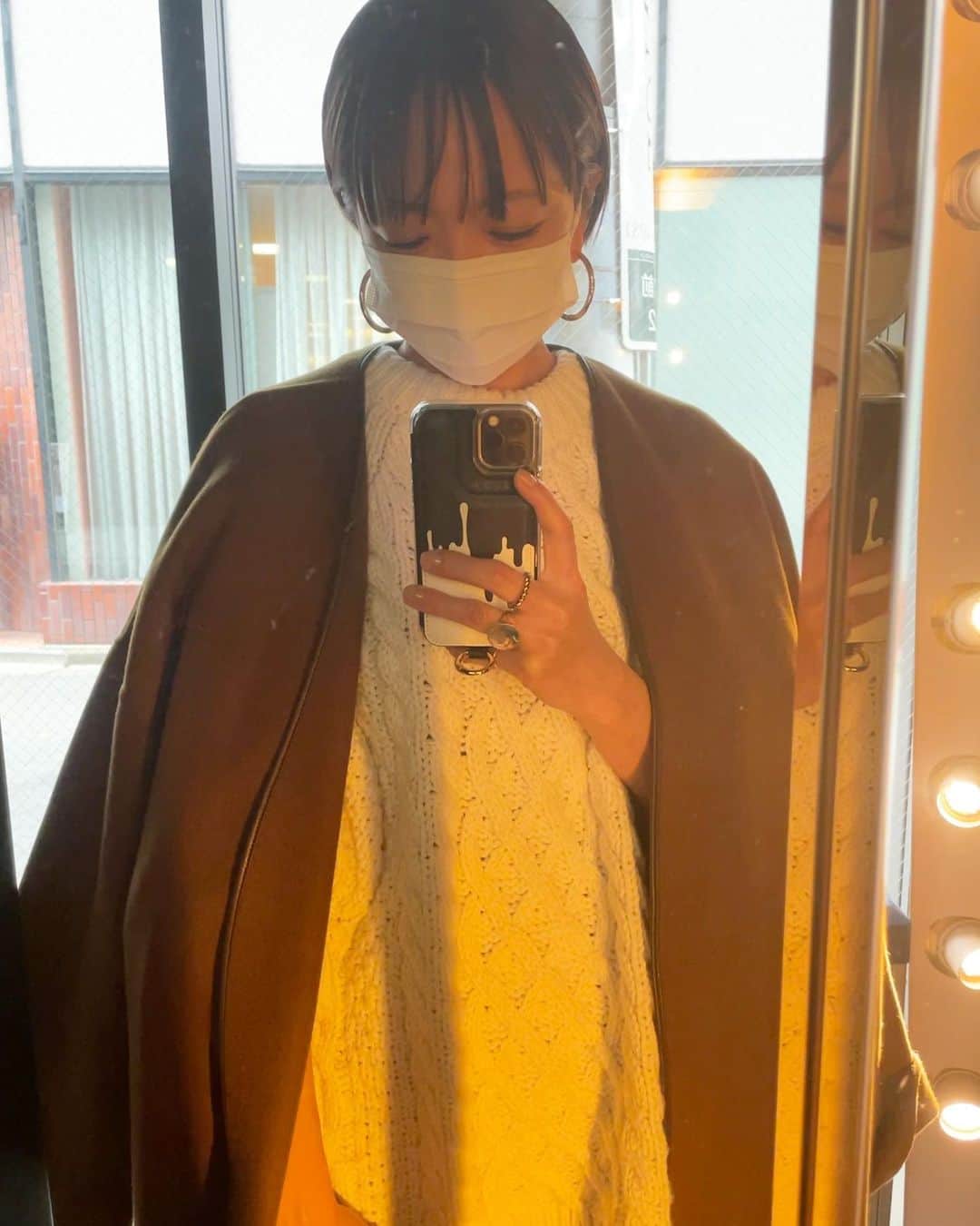 EMIのインスタグラム：「⭐︎ 色々な諸事情で前髪を。 やっぱりおちつく…♡ @ayakoyanagi  のショート可愛かったな〜 あの位短くしたい。。 いつもありがとう♡ またすぐに👋🏻」