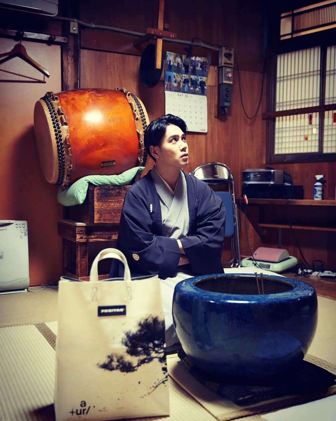 瀧川鯉斗さんのインスタグラム写真 - (瀧川鯉斗Instagram)「新宿末廣亭の楽屋 出番時間を気にしてます。🙌 #FREITAG#URBANRESEARCH」11月27日 14時32分 - koitotakigawa