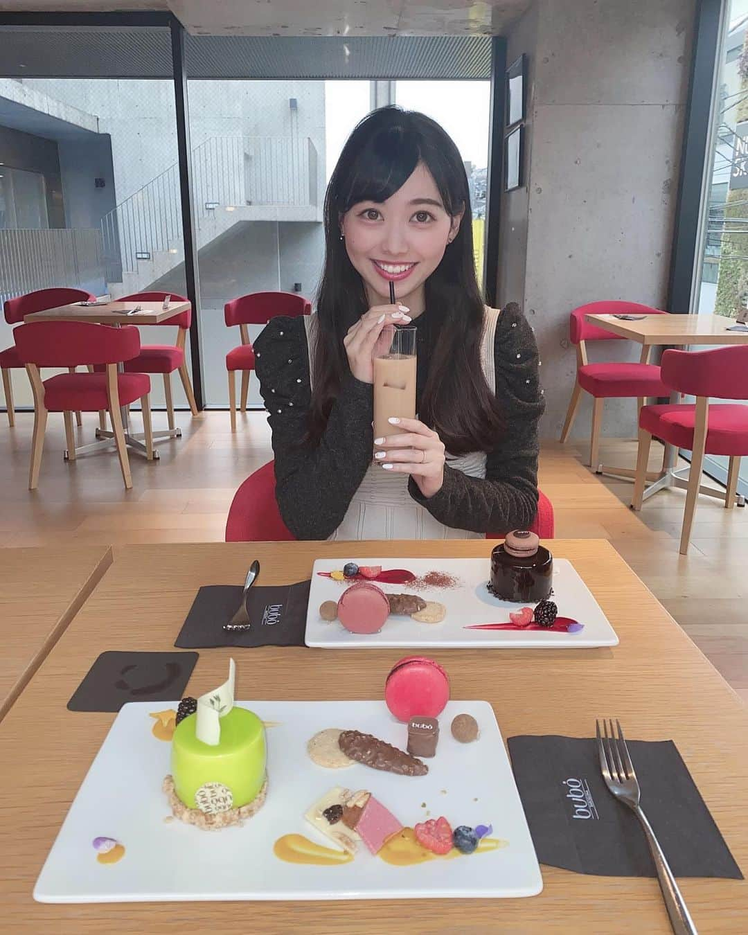 日達舞のインスタグラム：「. あやかちゃんと、カフェでひと休み☕️ バルセロナに本店があり、ベストチョコレート賞を受賞したことがある、有名なチョコ屋さん🍫🍫 @bubobarcelona   好きなケーキとマカロンが選べる プレートを注文しました✨  私のプレートは手前で、 柑橘系のさっぱりしたケーキと、 ベリー系のマカロンにしたよ🍓  落ち着いた空間で、新作チョコの試食もできました〜🍫！  #表参道カフェ#表参道カフェ巡り #東京カフェ#bubo #bubobubo #チョコレート #チョコ #アフタヌーンティー #ケーキセット #ケーキプレート #ミスコン#ミスコンファイナリスト #ミスコンテスト #ミス日本 #missjapan #女子大生 #大学生 #カフェデート#ケーキ#マカロン#ジェルネイル#まいのカフェ」