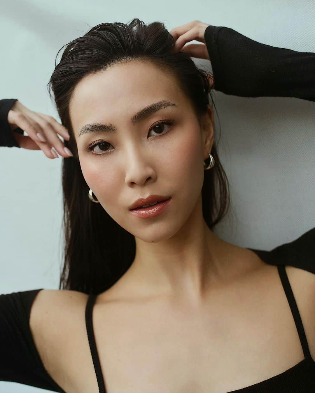 ソニアのインスタグラム：「Finally found the perfect statement hoops and I’m in LOVE ✨ Treat yourself to some sparkle or get your gift shopping done with Bang & Olufsen, Georg Jensen, Ro Collection and more by making full use of their Black Friday deals!   From now till 30 Nov, save up to 56% on their beautiful pieces. Click the link in my bio for their newly refreshed e-store!  @designcollection.sg #designcollectionsg #georgjensen #blackfriday」