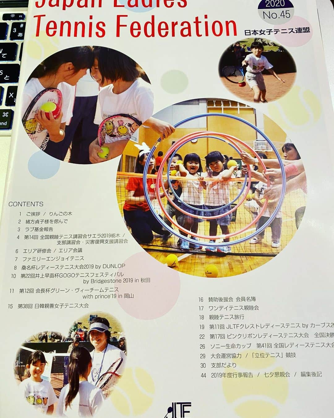 のインスタグラム：「Japan Ladies Tennis Federation 2020 No.45が届きました。  #日本女子テニス連盟 の活動報告書が届きました。  昨年度の　#ソニー生命カップ全国レディーステニス大会 中に　#昭和の森テニスセンター で行われたキッズイベント「Play&Stay」の写真にちゃっかり写っていたので載せさせてもらいます❤︎  また、こんな風に沢山の子供達とイベントに参加したいものですー。  5年ぶりに東京都の優勝でした👏  本当この大会は盛り上がります！見ているだけで手汗かきます！  #play&stay #キッズテニス #普及活動 #課外学習 @itsukaichiclub  #体育館で #五日市ファインプラザ #第2.4水曜日 #参加者募集中  #総合型地域スポーツクラブ スポーツクラブ  #あきる野市 #日の出町」
