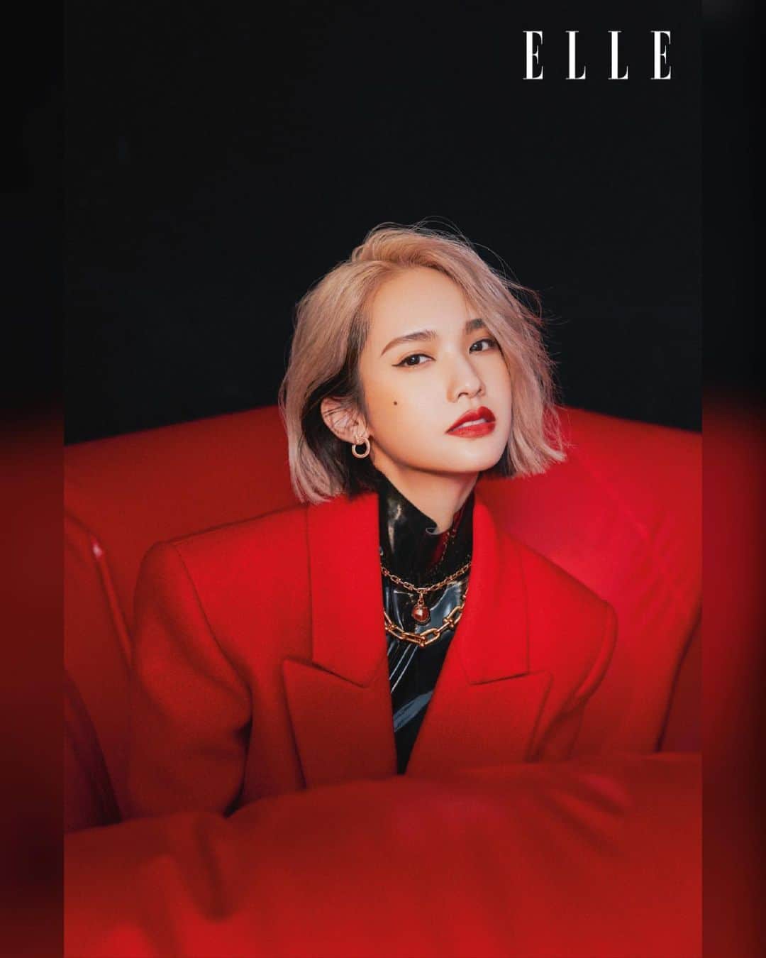 レイニー・ヤンのインスタグラム：「SO RED❤️  presented ellehongkong photo 江民仕 @icura2000  stylist KATE CHEN @chinghuachen421  editor KYLE WU hair JACOBS HSIEH at ZOOM HAIRSTYLING @zoom_jacobs  makeup CARLIN CHEN @carlin_chen  text KELLY LAI  coordination JUNE CHOW & KELLY LAI   #ELLECeleb @ellehongkong」