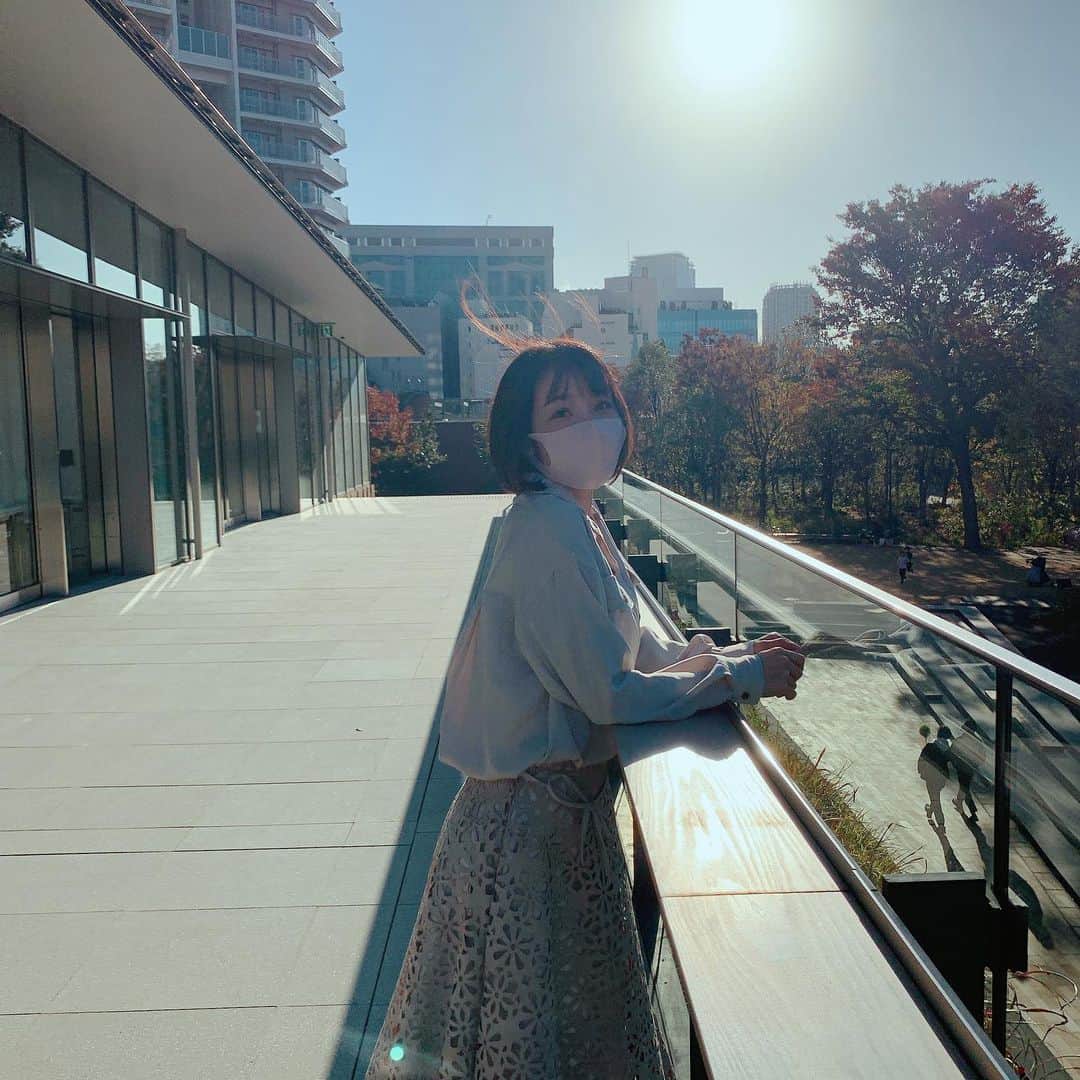 さくまみおのインスタグラム：「外のロケーションも綺麗過ぎた！ スタイリスト寺村(@trmryt )はカメラマンもお上手。 しかし私のポージングセンスの無さにより、後半どう見ても参観日の母感がぬぐえず、載せるのやめようかと思ったけど、部員が「オバ写」って存在を教えてくれたから"あえてオバサンっぽく撮ったんですよ〜"というていで、全力のオバ写を載せておこう。  あ、あえてなんだからねっ  #美容室#ヘアサロン#NEHAN#祝オープン#表参道#青山#ポートレート#紅葉#大好き#モデルさんみたいに撮りたいのに#なぜかいつも参観日の母#オバ写」