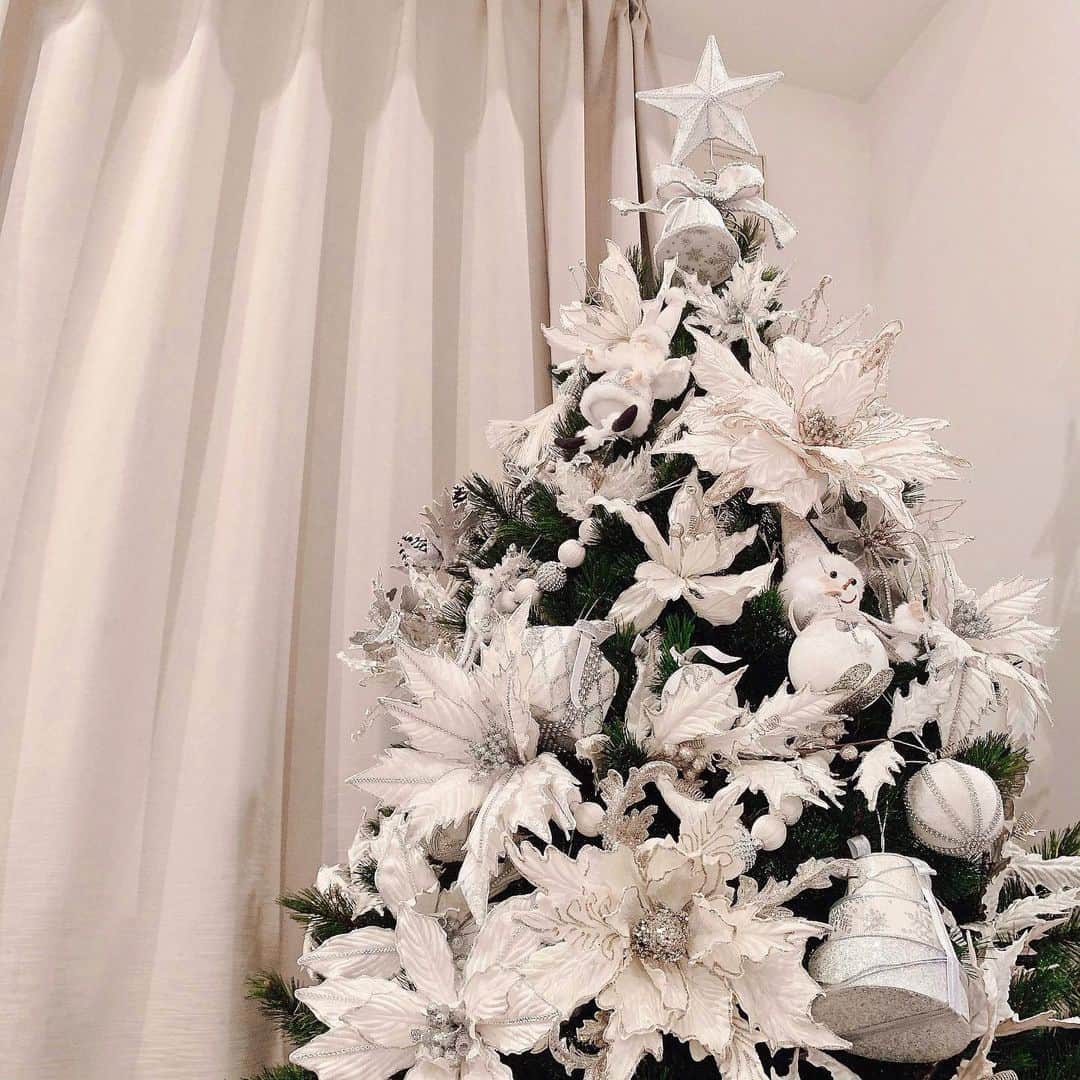 しゅんのインスタグラム：「Xmas tree🎄  伊勢丹のツリーが可愛くて 真似してみた⛄️🌨🤍  #xmas#ホワイトクリスマス #xmastree#クリスマス#クリスマスツリー」