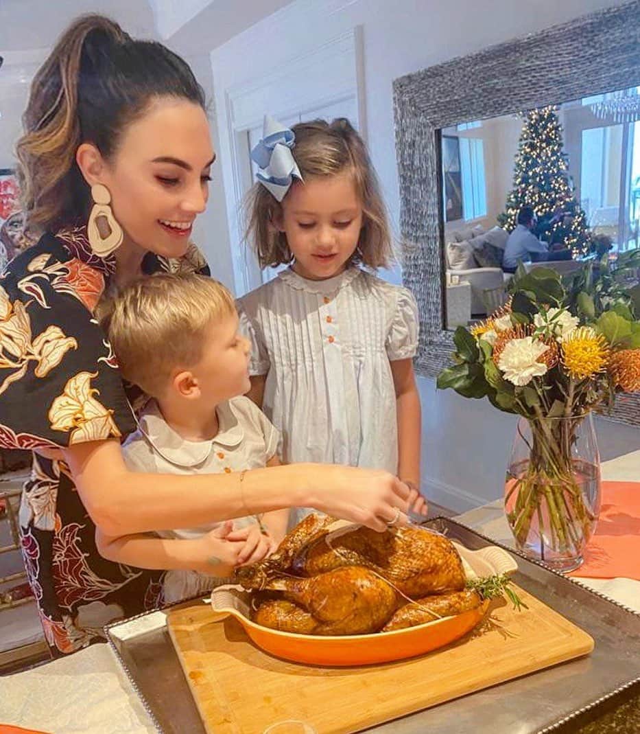 Elizabeth Chambers Hammerのインスタグラム：「Happy Thanksgiving, from our family to yours. Sending so much love. 🧡」