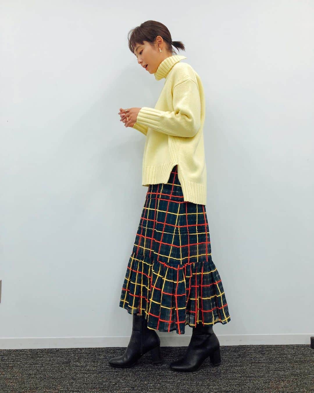 依吹怜のインスタグラム：「衣装☺︎ 全てがドンピシャで好きーっ❣️ 可愛いお洋服はそれだけでハッピーになるね🌈💕 ありがとうございました♪  ニット #macphee  スカート #adelly   #テレビ東京　#格闘王誕生 #onechampionship」