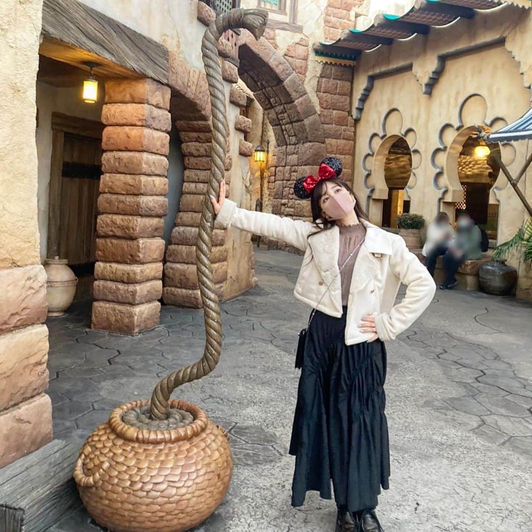 のインスタグラム：「Disney Sea 🏖 全身の写真がこれくらいしかなくて🥺笑  アウターはミコアメリでもっこもこ 海近くだからやっぱ夜は寒かった！ 裏までファーだから暖かった(∩　∩)  スカート、トップスはLacusだよ〜♡ シアートップスのブラウンと、 ラッフルスカートのブラックを合わせました！ 最高に可愛いし、着心地よくてだいすき！ヘビロテ  今回はミニーになりました♡ 冬のディズニーシーは特にキラキラで美しかったよ〜🎄  #ディズニーシー #disneysea #Lacus #ミコアメリ #micoameri #新希咲乃 #ディズニーコーデ #クリスマスディズニー」