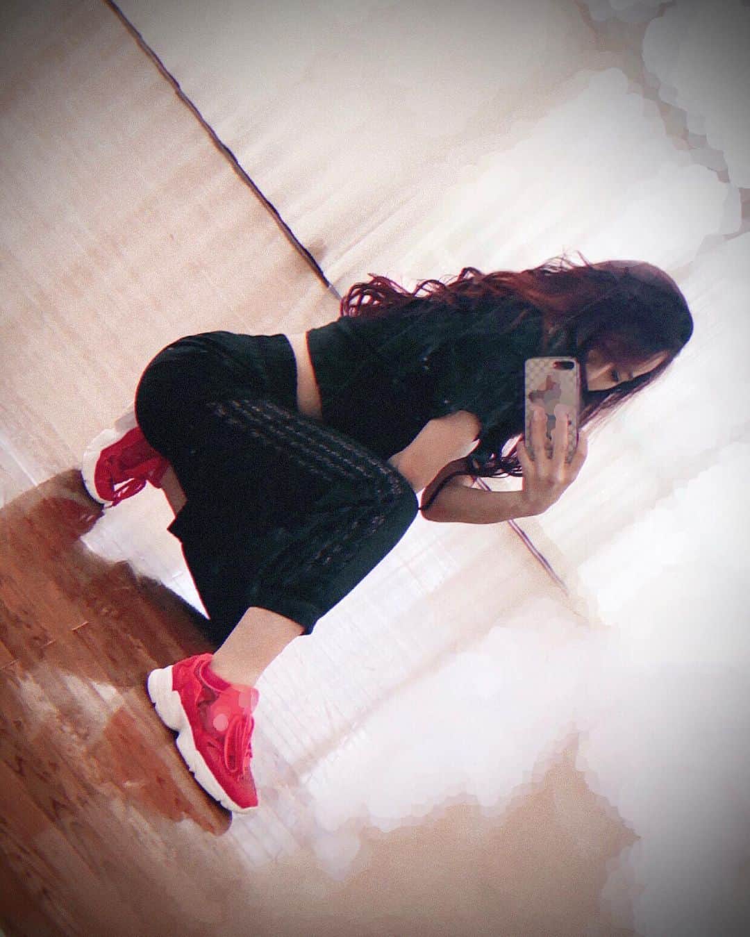 YUKINAのインスタグラム：「🍓🌹💋💄👠﻿ ﻿ ﻿ こんにちは👻🍓﻿ ﻿ 太陽の日差しが暖かくて﻿ 外にいてもそんなに寒くないっ👸🏼💜🦎﻿ ﻿ たまにはウォーキングもいいですね🐾﻿ ﻿ ﻿ ﻿ 写真は,この前載せたダンスウェア💃🏻🩰✨﻿ ﻿ この角度だとパンツのレースも見えやすい💕﻿ めっちゃ可愛いでしょ😍﻿ ﻿ シューズもお気に入り👟﻿ 横から撮ると足が小さいのバレる🤪笑﻿ ﻿ ﻿ ﻿ ﻿ ﻿ ﻿ ﻿ ﻿ ﻿ #オリックス #Bs2020 #BsGirls #プロ野球﻿ #baseball #ORIX #buffaloes #野球女子﻿ #公式 #official #followme #オリ姫 #🍓﻿ #342 #YUKINA #yukina_342 #selfie﻿ #巻き髪 #巻き髪ロング #ロングヘア #赤髪﻿ #アクロバット #アクロバット女子﻿ #ダンス #レースシリーズ #black #pink﻿ #スニーカー #身長161 #22.5 🐾」