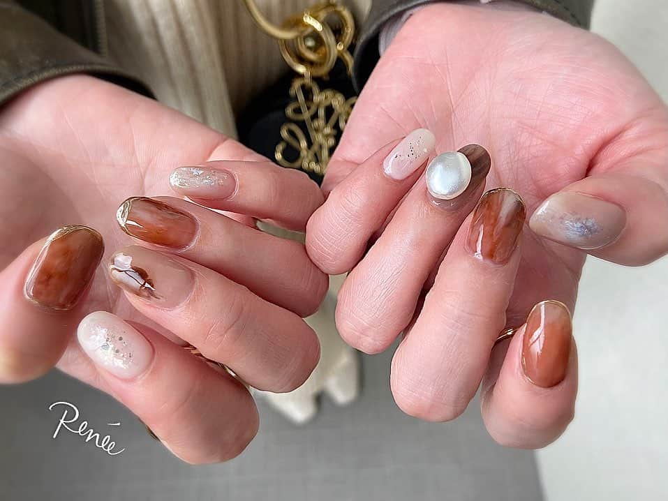 ネイルサロンレネのインスタグラム：「.﻿ design▶︎▶︎ 川﨑 @renee_mai.213  ﻿  オシャレなお客様の﻿ ニュアンスデザイン☺︎☺︎﻿ ﻿ ﻿ ⇩🎉news🎉⇩﻿ ﻿ 2020年11月14日(土)﻿ nailsalon Renée 梅田本店﻿ BEAULAND Ashiya 芦屋店﻿ に続き3店舗目となる﻿ Renée les deux(レネレドゥ)﻿ 梅田2号店オープン！！！﻿ ﻿ ﻿ ﻿  nailsalon Renée﻿ ￣￣￣￣￣￣￣￣﻿ ﻿ ▫︎梅田店﻿ 【open-close】11:00〜21:00﻿ 【定休日】不定休﻿ 【add】大阪市北区堂山町15-23-908﻿ ﻿ ﻿ ▫︎芦屋店﻿ 【open-close】11:00〜21:00﻿ 【定休日】不定休﻿ 【add】芦屋市業平町6-11 Ashiya grotto 302﻿ ﻿ ﻿ ﻿ ﻿ ▶︎▶︎▶︎初回クーポンご利用頂けます﻿ ￣￣￣￣￣￣￣￣￣￣￣￣￣￣￣￣﻿ ご予約はプロフィールTOPのリンク内﻿ URLをご利用下さい。﻿ ﻿ ﻿ ﻿ メニューに迷った方やご相談は…﻿ ﻿ 　　🤍Renée公式LINE🤍﻿ ─────────────﻿  【@bos7903t】←※@から入力🔍﻿ ﻿ ﻿ ﻿ #nail#nails#gelnails#nailart#ネイル#ジェルネイル#美甲#네일#젤네일#nailsalonrenee#ネイルサロンレネ﻿ #大阪ネイルサロン#梅田ネイルサロン#芦屋ネイルサロン#ビジューネイル#おしゃれネイル#お洒落ネイル#シンプルネイル#きれいめネイル#大人ネイル#上品ネイル#ナチュラルネイル#ヌーディネイル﻿ #ニュアンスネイルデザイン#秋ネイルデザイン#冬ネイルデザイン ﻿」