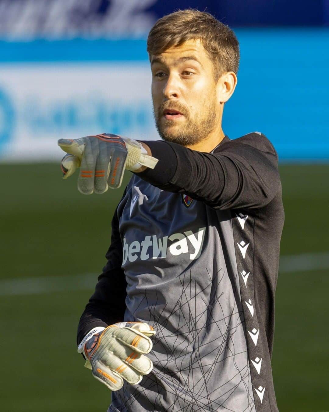 LFPさんのインスタグラム写真 - (LFPInstagram)「🔝 GOALKEEPER! 🔥 • ¡Un ARQUERO 🔝! 👑 • #Aitor #LevanteUD #LaLiga #LaLigaSantander #Football  #HayQueVivirla #YouHaveToLiveIt」11月27日 15時00分 - laliga