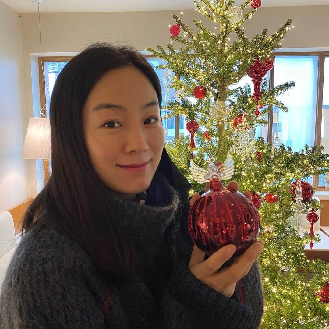 ムン・ジョンウォンさんのインスタグラム写真 - (ムン・ジョンウォンInstagram)「미리 크리스마스🎄🎄 아침 일찍 크리스마스 작업 하다 이뻐서 나도 한컷 🥰 #우리집아니고남의집(@aurabeauty_01 )」11月27日 15時00分 - moonjungwon