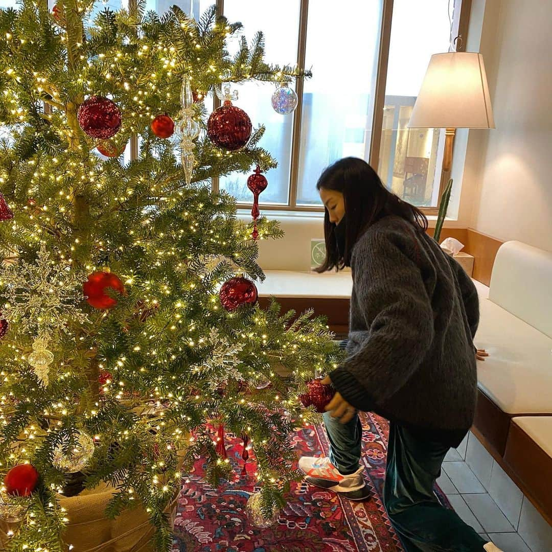 ムン・ジョンウォンさんのインスタグラム写真 - (ムン・ジョンウォンInstagram)「미리 크리스마스🎄🎄 아침 일찍 크리스마스 작업 하다 이뻐서 나도 한컷 🥰 #우리집아니고남의집(@aurabeauty_01 )」11月27日 15時00分 - moonjungwon