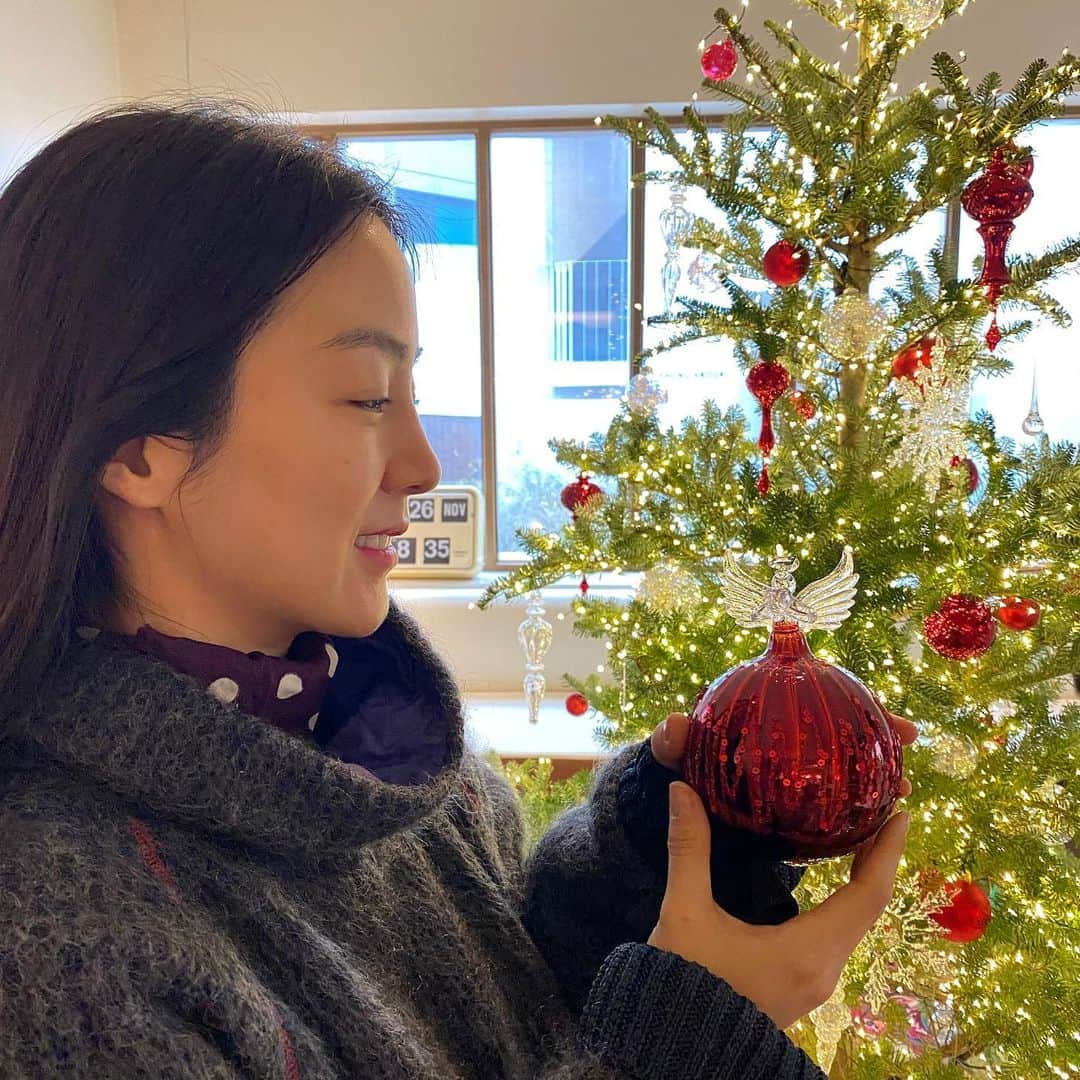 ムン・ジョンウォンのインスタグラム：「미리 크리스마스🎄🎄 아침 일찍 크리스마스 작업 하다 이뻐서 나도 한컷 🥰 #우리집아니고남의집(@aurabeauty_01 )」