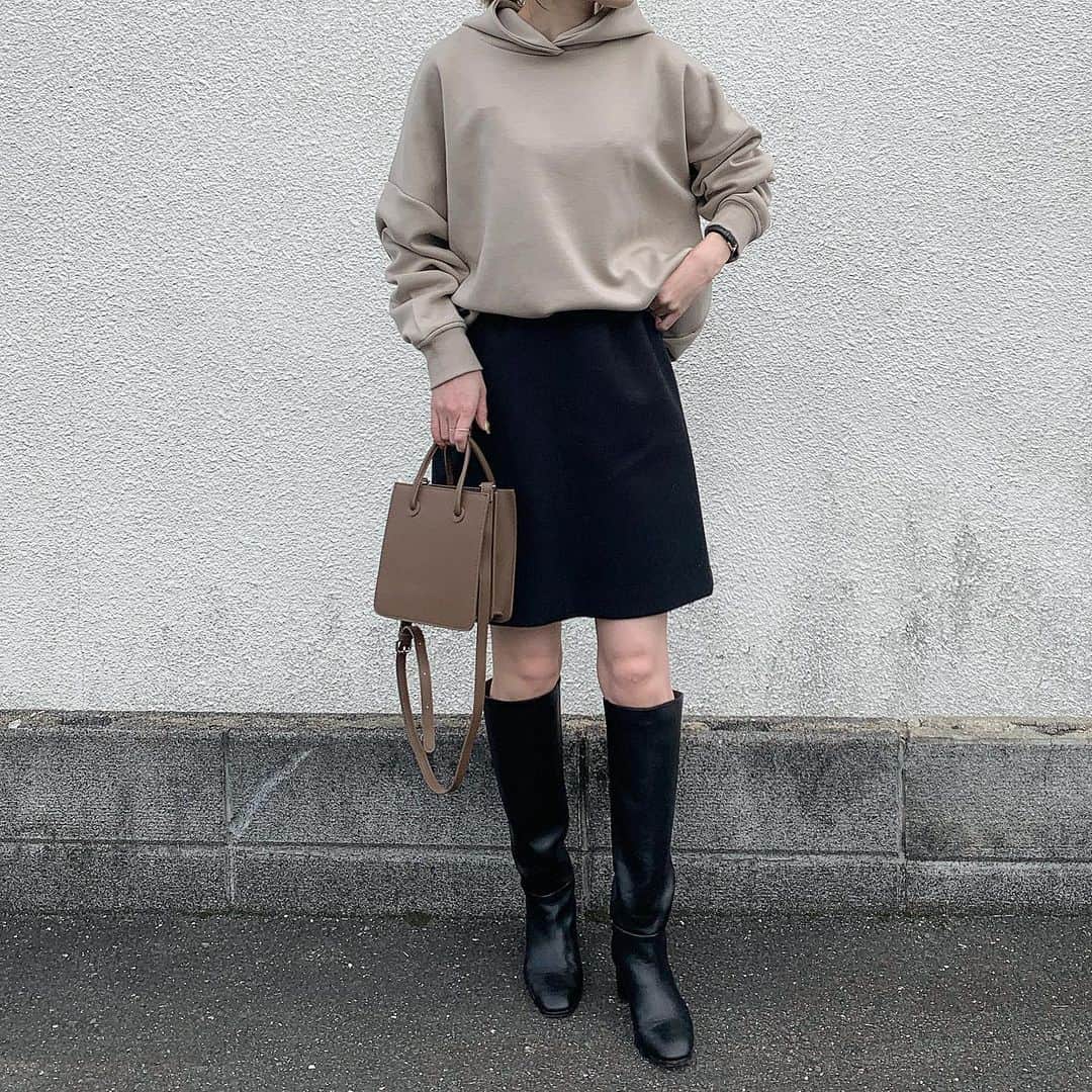 ukapiのインスタグラム：「⠀ ⠀ @solace___official のパーカー これはお母さんと兼用するやつ。笑 ⠀ あとベーセーで買ったばっく🏷と 2色買いの@letalon_jp  のロングブーツ ⠀ ⠀ #ロングブーツ#パーカー#solace#ソレイス」