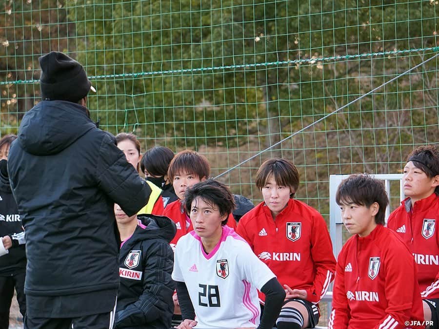 日本サッカー協会さんのインスタグラム写真 - (日本サッカー協会Instagram)「【2020.11.26 Training Match②📸】 　 #なでしこジャパン 男子高校生とのトレーニングマッチに4得点で快勝。活動も中盤に差し掛かった11月26日(木)、10月の活動に引き続きふたば未来学園の男子高校生と合同でトレーニングを行い、40分ハーフのトレーニングマッチでは後半に4得点を挙げて4-0で勝ちました。 　 前日の雨模様から一転して穏やかな天候に恵まれたこの日は、海外勢をイメージした相手ということで、なでしこジャパンではすっかりお馴染みとなった男子との合同練習を実施。高さ・強さ・速さというフィジカル面で上回る海外勢との対戦を想定し、特にゴール前の守備において、相手の力強いキックや迫力ある飛び出しに対する守備のトレーニングを行った後にトレーニングマッチとなりました。1本目と2本目では選手を全員入れ替えて40分ずつ戦います。 　 1本目はフレッシュな状態の相手になかなかリズムを掴めませんが、徐々にペースに慣れてくるとゴール前のチャンスが増えてきます。トレーニングで取り組んでいるポジショニングや相手との駆け引き、素早い判断とパススピード、連動・連携が発揮できているシーンでは、自分たちのペースで試合を優位に進めることができているものの、フィニッシュで惜しい場面は作るも得点には至らず、両チームスコアレスで1本目を終えます。 　 メンバーが変わった2本目は、1本目の修正を活かす形でそれぞれがプレーと判断のスピードを1段階上げて臨むと、#猶本光 選手の縦パスを呼び込んだ #長谷川唯 選手の相手GKの頭上を越えるシュートで先制します。疲れの見え始めた男子高校生のプレッシャーが甘くなった終盤には、#清水梨紗 選手のクロスに詰めた #杉田妃和 選手が2点目を奪うと、#北村菜々美 選手のシュートがこぼれたところに再び杉田選手が詰めて3点目のリードを奪います。最後は #田中美南 選手が得意の駆け引きからタイミングよく裏に抜け出して4点目を奪い、ゲームは終了しました。 　 序盤は男子のスピードやパワー、キック力に押し込まれるシーンも多かったなでしこジャパンですが、トレーニングで取り組んでいることをチーム全体で発揮して、攻撃陣は4得点、守備陣はGKを中心に無失点という結果を出した形となりました。 　　 ✅http://www.jfa.jp/nadeshikojapan/ 　 #jfa #daihyo #nadeshiko #Jヴィレッジ」11月27日 15時13分 - japanfootballassociation