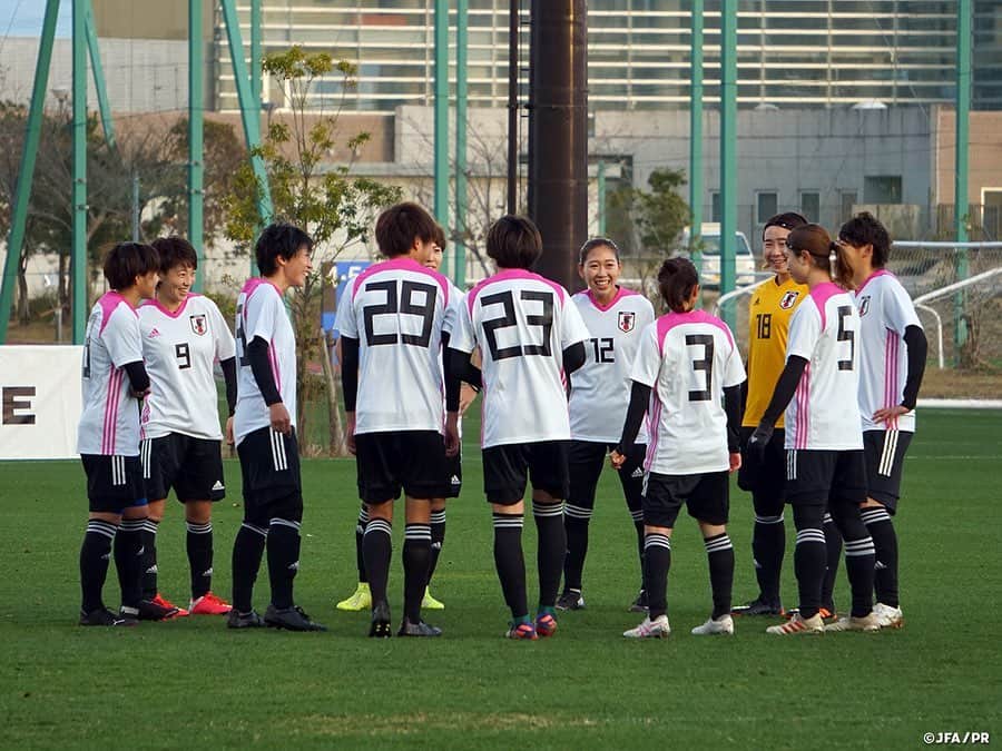 日本サッカー協会さんのインスタグラム写真 - (日本サッカー協会Instagram)「【2020.11.26 Training Match②📸】 　 #なでしこジャパン 男子高校生とのトレーニングマッチに4得点で快勝。活動も中盤に差し掛かった11月26日(木)、10月の活動に引き続きふたば未来学園の男子高校生と合同でトレーニングを行い、40分ハーフのトレーニングマッチでは後半に4得点を挙げて4-0で勝ちました。 　 前日の雨模様から一転して穏やかな天候に恵まれたこの日は、海外勢をイメージした相手ということで、なでしこジャパンではすっかりお馴染みとなった男子との合同練習を実施。高さ・強さ・速さというフィジカル面で上回る海外勢との対戦を想定し、特にゴール前の守備において、相手の力強いキックや迫力ある飛び出しに対する守備のトレーニングを行った後にトレーニングマッチとなりました。1本目と2本目では選手を全員入れ替えて40分ずつ戦います。 　 1本目はフレッシュな状態の相手になかなかリズムを掴めませんが、徐々にペースに慣れてくるとゴール前のチャンスが増えてきます。トレーニングで取り組んでいるポジショニングや相手との駆け引き、素早い判断とパススピード、連動・連携が発揮できているシーンでは、自分たちのペースで試合を優位に進めることができているものの、フィニッシュで惜しい場面は作るも得点には至らず、両チームスコアレスで1本目を終えます。 　 メンバーが変わった2本目は、1本目の修正を活かす形でそれぞれがプレーと判断のスピードを1段階上げて臨むと、#猶本光 選手の縦パスを呼び込んだ #長谷川唯 選手の相手GKの頭上を越えるシュートで先制します。疲れの見え始めた男子高校生のプレッシャーが甘くなった終盤には、#清水梨紗 選手のクロスに詰めた #杉田妃和 選手が2点目を奪うと、#北村菜々美 選手のシュートがこぼれたところに再び杉田選手が詰めて3点目のリードを奪います。最後は #田中美南 選手が得意の駆け引きからタイミングよく裏に抜け出して4点目を奪い、ゲームは終了しました。 　 序盤は男子のスピードやパワー、キック力に押し込まれるシーンも多かったなでしこジャパンですが、トレーニングで取り組んでいることをチーム全体で発揮して、攻撃陣は4得点、守備陣はGKを中心に無失点という結果を出した形となりました。 　　 ✅http://www.jfa.jp/nadeshikojapan/ 　 #jfa #daihyo #nadeshiko #Jヴィレッジ」11月27日 15時13分 - japanfootballassociation
