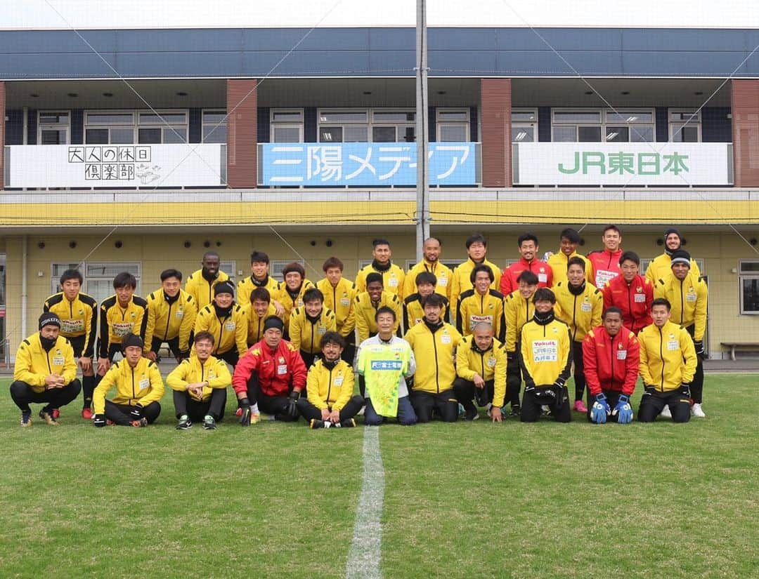 下平匠のインスタグラム：「芝生をいつも管理してくれている小野さん。今日が最終日でした。 ジェフに来てから1日も離脱する事なくプレー出来ているのはあなたのおかげです。もちろんメディカルスタッフも、スパイクの手入れしてくれてるごっちゃんも。 #小野さん お疲れ様でした。」