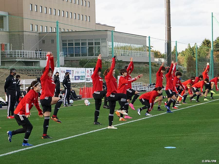 日本サッカー協会さんのインスタグラム写真 - (日本サッカー協会Instagram)「【2020.11.26 Training Match①📸】 　 #なでしこジャパン 男子高校生とのトレーニングマッチに4得点で快勝。活動も中盤に差し掛かった11月26日(木)、10月の活動に引き続き #ふたば未来学園 の男子高校生と合同でトレーニングを行い、40分ハーフのトレーニングマッチでは後半に4得点を挙げて4-0で勝ちました。 　 前日の雨模様から一転して穏やかな天候に恵まれたこの日は、海外勢をイメージした相手ということで、なでしこジャパンではすっかりお馴染みとなった男子との合同練習を実施。高さ・強さ・速さというフィジカル面で上回る海外勢との対戦を想定し、特にゴール前の守備において、相手の力強いキックや迫力ある飛び出しに対する守備のトレーニングを行った後にトレーニングマッチとなりました。1本目と2本目では選手を全員入れ替えて40分ずつ戦います。 　 1本目はフレッシュな状態の相手になかなかリズムを掴めませんが、徐々にペースに慣れてくるとゴール前のチャンスが増えてきます。トレーニングで取り組んでいるポジショニングや相手との駆け引き、素早い判断とパススピード、連動・連携が発揮できているシーンでは、自分たちのペースで試合を優位に進めることができているものの、フィニッシュで惜しい場面は作るも得点には至らず、両チームスコアレスで1本目を終えます。 　 メンバーが変わった2本目は、1本目の修正を活かす形でそれぞれがプレーと判断のスピードを1段階上げて臨むと、#猶本光 選手の縦パスを呼び込んだ #長谷川唯 選手の相手GKの頭上を越えるシュートで先制します。疲れの見え始めた男子高校生のプレッシャーが甘くなった終盤には、#清水梨紗 選手のクロスに詰めた #杉田妃和 選手が2点目を奪うと、#北村菜々美 選手のシュートがこぼれたところに再び杉田選手が詰めて3点目のリードを奪います。最後は #田中美南 選手が得意の駆け引きからタイミングよく裏に抜け出して4点目を奪い、ゲームは終了しました。 　 序盤は男子のスピードやパワー、キック力に押し込まれるシーンも多かったなでしこジャパンですが、トレーニングで取り組んでいることをチーム全体で発揮して、攻撃陣は4得点、守備陣はGKを中心に無失点という結果を出した形となりました。 　　 ✅http://www.jfa.jp/nadeshikojapan/ 　 #jfa #daihyo #nadeshiko #Jヴィレッジ」11月27日 15時11分 - japanfootballassociation