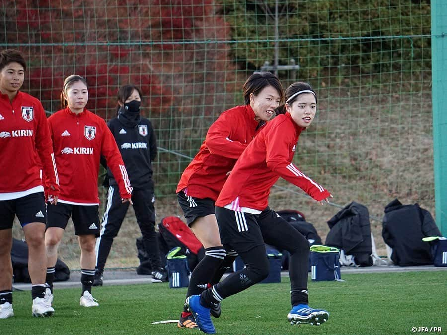 日本サッカー協会さんのインスタグラム写真 - (日本サッカー協会Instagram)「【2020.11.26 Training Match①📸】 　 #なでしこジャパン 男子高校生とのトレーニングマッチに4得点で快勝。活動も中盤に差し掛かった11月26日(木)、10月の活動に引き続き #ふたば未来学園 の男子高校生と合同でトレーニングを行い、40分ハーフのトレーニングマッチでは後半に4得点を挙げて4-0で勝ちました。 　 前日の雨模様から一転して穏やかな天候に恵まれたこの日は、海外勢をイメージした相手ということで、なでしこジャパンではすっかりお馴染みとなった男子との合同練習を実施。高さ・強さ・速さというフィジカル面で上回る海外勢との対戦を想定し、特にゴール前の守備において、相手の力強いキックや迫力ある飛び出しに対する守備のトレーニングを行った後にトレーニングマッチとなりました。1本目と2本目では選手を全員入れ替えて40分ずつ戦います。 　 1本目はフレッシュな状態の相手になかなかリズムを掴めませんが、徐々にペースに慣れてくるとゴール前のチャンスが増えてきます。トレーニングで取り組んでいるポジショニングや相手との駆け引き、素早い判断とパススピード、連動・連携が発揮できているシーンでは、自分たちのペースで試合を優位に進めることができているものの、フィニッシュで惜しい場面は作るも得点には至らず、両チームスコアレスで1本目を終えます。 　 メンバーが変わった2本目は、1本目の修正を活かす形でそれぞれがプレーと判断のスピードを1段階上げて臨むと、#猶本光 選手の縦パスを呼び込んだ #長谷川唯 選手の相手GKの頭上を越えるシュートで先制します。疲れの見え始めた男子高校生のプレッシャーが甘くなった終盤には、#清水梨紗 選手のクロスに詰めた #杉田妃和 選手が2点目を奪うと、#北村菜々美 選手のシュートがこぼれたところに再び杉田選手が詰めて3点目のリードを奪います。最後は #田中美南 選手が得意の駆け引きからタイミングよく裏に抜け出して4点目を奪い、ゲームは終了しました。 　 序盤は男子のスピードやパワー、キック力に押し込まれるシーンも多かったなでしこジャパンですが、トレーニングで取り組んでいることをチーム全体で発揮して、攻撃陣は4得点、守備陣はGKを中心に無失点という結果を出した形となりました。 　　 ✅http://www.jfa.jp/nadeshikojapan/ 　 #jfa #daihyo #nadeshiko #Jヴィレッジ」11月27日 15時11分 - japanfootballassociation