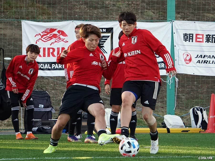 日本サッカー協会さんのインスタグラム写真 - (日本サッカー協会Instagram)「【2020.11.26 Training Match①📸】 　 #なでしこジャパン 男子高校生とのトレーニングマッチに4得点で快勝。活動も中盤に差し掛かった11月26日(木)、10月の活動に引き続き #ふたば未来学園 の男子高校生と合同でトレーニングを行い、40分ハーフのトレーニングマッチでは後半に4得点を挙げて4-0で勝ちました。 　 前日の雨模様から一転して穏やかな天候に恵まれたこの日は、海外勢をイメージした相手ということで、なでしこジャパンではすっかりお馴染みとなった男子との合同練習を実施。高さ・強さ・速さというフィジカル面で上回る海外勢との対戦を想定し、特にゴール前の守備において、相手の力強いキックや迫力ある飛び出しに対する守備のトレーニングを行った後にトレーニングマッチとなりました。1本目と2本目では選手を全員入れ替えて40分ずつ戦います。 　 1本目はフレッシュな状態の相手になかなかリズムを掴めませんが、徐々にペースに慣れてくるとゴール前のチャンスが増えてきます。トレーニングで取り組んでいるポジショニングや相手との駆け引き、素早い判断とパススピード、連動・連携が発揮できているシーンでは、自分たちのペースで試合を優位に進めることができているものの、フィニッシュで惜しい場面は作るも得点には至らず、両チームスコアレスで1本目を終えます。 　 メンバーが変わった2本目は、1本目の修正を活かす形でそれぞれがプレーと判断のスピードを1段階上げて臨むと、#猶本光 選手の縦パスを呼び込んだ #長谷川唯 選手の相手GKの頭上を越えるシュートで先制します。疲れの見え始めた男子高校生のプレッシャーが甘くなった終盤には、#清水梨紗 選手のクロスに詰めた #杉田妃和 選手が2点目を奪うと、#北村菜々美 選手のシュートがこぼれたところに再び杉田選手が詰めて3点目のリードを奪います。最後は #田中美南 選手が得意の駆け引きからタイミングよく裏に抜け出して4点目を奪い、ゲームは終了しました。 　 序盤は男子のスピードやパワー、キック力に押し込まれるシーンも多かったなでしこジャパンですが、トレーニングで取り組んでいることをチーム全体で発揮して、攻撃陣は4得点、守備陣はGKを中心に無失点という結果を出した形となりました。 　　 ✅http://www.jfa.jp/nadeshikojapan/ 　 #jfa #daihyo #nadeshiko #Jヴィレッジ」11月27日 15時11分 - japanfootballassociation