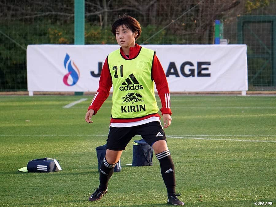 日本サッカー協会さんのインスタグラム写真 - (日本サッカー協会Instagram)「【2020.11.26 Training Match①📸】 　 #なでしこジャパン 男子高校生とのトレーニングマッチに4得点で快勝。活動も中盤に差し掛かった11月26日(木)、10月の活動に引き続き #ふたば未来学園 の男子高校生と合同でトレーニングを行い、40分ハーフのトレーニングマッチでは後半に4得点を挙げて4-0で勝ちました。 　 前日の雨模様から一転して穏やかな天候に恵まれたこの日は、海外勢をイメージした相手ということで、なでしこジャパンではすっかりお馴染みとなった男子との合同練習を実施。高さ・強さ・速さというフィジカル面で上回る海外勢との対戦を想定し、特にゴール前の守備において、相手の力強いキックや迫力ある飛び出しに対する守備のトレーニングを行った後にトレーニングマッチとなりました。1本目と2本目では選手を全員入れ替えて40分ずつ戦います。 　 1本目はフレッシュな状態の相手になかなかリズムを掴めませんが、徐々にペースに慣れてくるとゴール前のチャンスが増えてきます。トレーニングで取り組んでいるポジショニングや相手との駆け引き、素早い判断とパススピード、連動・連携が発揮できているシーンでは、自分たちのペースで試合を優位に進めることができているものの、フィニッシュで惜しい場面は作るも得点には至らず、両チームスコアレスで1本目を終えます。 　 メンバーが変わった2本目は、1本目の修正を活かす形でそれぞれがプレーと判断のスピードを1段階上げて臨むと、#猶本光 選手の縦パスを呼び込んだ #長谷川唯 選手の相手GKの頭上を越えるシュートで先制します。疲れの見え始めた男子高校生のプレッシャーが甘くなった終盤には、#清水梨紗 選手のクロスに詰めた #杉田妃和 選手が2点目を奪うと、#北村菜々美 選手のシュートがこぼれたところに再び杉田選手が詰めて3点目のリードを奪います。最後は #田中美南 選手が得意の駆け引きからタイミングよく裏に抜け出して4点目を奪い、ゲームは終了しました。 　 序盤は男子のスピードやパワー、キック力に押し込まれるシーンも多かったなでしこジャパンですが、トレーニングで取り組んでいることをチーム全体で発揮して、攻撃陣は4得点、守備陣はGKを中心に無失点という結果を出した形となりました。 　　 ✅http://www.jfa.jp/nadeshikojapan/ 　 #jfa #daihyo #nadeshiko #Jヴィレッジ」11月27日 15時11分 - japanfootballassociation