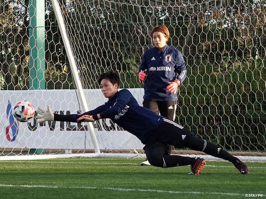 日本サッカー協会さんのインスタグラム写真 - (日本サッカー協会Instagram)「【2020.11.26 Training Match①📸】 　 #なでしこジャパン 男子高校生とのトレーニングマッチに4得点で快勝。活動も中盤に差し掛かった11月26日(木)、10月の活動に引き続き #ふたば未来学園 の男子高校生と合同でトレーニングを行い、40分ハーフのトレーニングマッチでは後半に4得点を挙げて4-0で勝ちました。 　 前日の雨模様から一転して穏やかな天候に恵まれたこの日は、海外勢をイメージした相手ということで、なでしこジャパンではすっかりお馴染みとなった男子との合同練習を実施。高さ・強さ・速さというフィジカル面で上回る海外勢との対戦を想定し、特にゴール前の守備において、相手の力強いキックや迫力ある飛び出しに対する守備のトレーニングを行った後にトレーニングマッチとなりました。1本目と2本目では選手を全員入れ替えて40分ずつ戦います。 　 1本目はフレッシュな状態の相手になかなかリズムを掴めませんが、徐々にペースに慣れてくるとゴール前のチャンスが増えてきます。トレーニングで取り組んでいるポジショニングや相手との駆け引き、素早い判断とパススピード、連動・連携が発揮できているシーンでは、自分たちのペースで試合を優位に進めることができているものの、フィニッシュで惜しい場面は作るも得点には至らず、両チームスコアレスで1本目を終えます。 　 メンバーが変わった2本目は、1本目の修正を活かす形でそれぞれがプレーと判断のスピードを1段階上げて臨むと、#猶本光 選手の縦パスを呼び込んだ #長谷川唯 選手の相手GKの頭上を越えるシュートで先制します。疲れの見え始めた男子高校生のプレッシャーが甘くなった終盤には、#清水梨紗 選手のクロスに詰めた #杉田妃和 選手が2点目を奪うと、#北村菜々美 選手のシュートがこぼれたところに再び杉田選手が詰めて3点目のリードを奪います。最後は #田中美南 選手が得意の駆け引きからタイミングよく裏に抜け出して4点目を奪い、ゲームは終了しました。 　 序盤は男子のスピードやパワー、キック力に押し込まれるシーンも多かったなでしこジャパンですが、トレーニングで取り組んでいることをチーム全体で発揮して、攻撃陣は4得点、守備陣はGKを中心に無失点という結果を出した形となりました。 　　 ✅http://www.jfa.jp/nadeshikojapan/ 　 #jfa #daihyo #nadeshiko #Jヴィレッジ」11月27日 15時11分 - japanfootballassociation