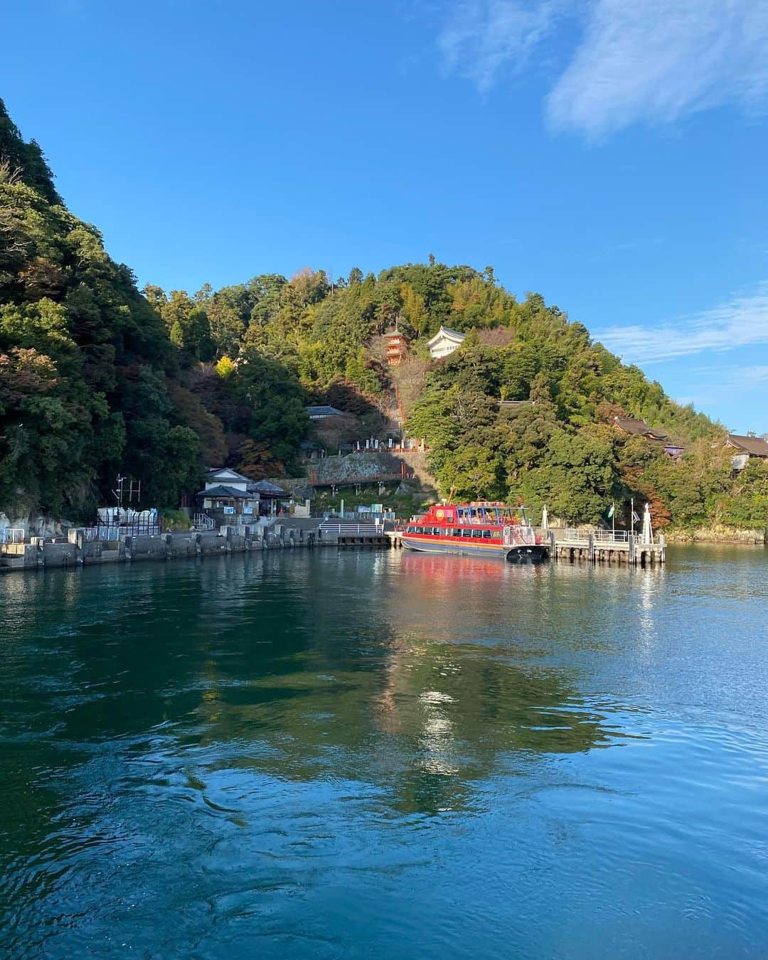 大凪真生さんのインスタグラム写真 - (大凪真生Instagram)「#竹生島 #宝厳寺  #大弁財天 #唐門 #琵琶湖フェリー #風が気持ちいい #オールバック #フェリー最高   めちゃくちゃパワースポット😆😆😆」11月27日 15時11分 - mao.aemee_