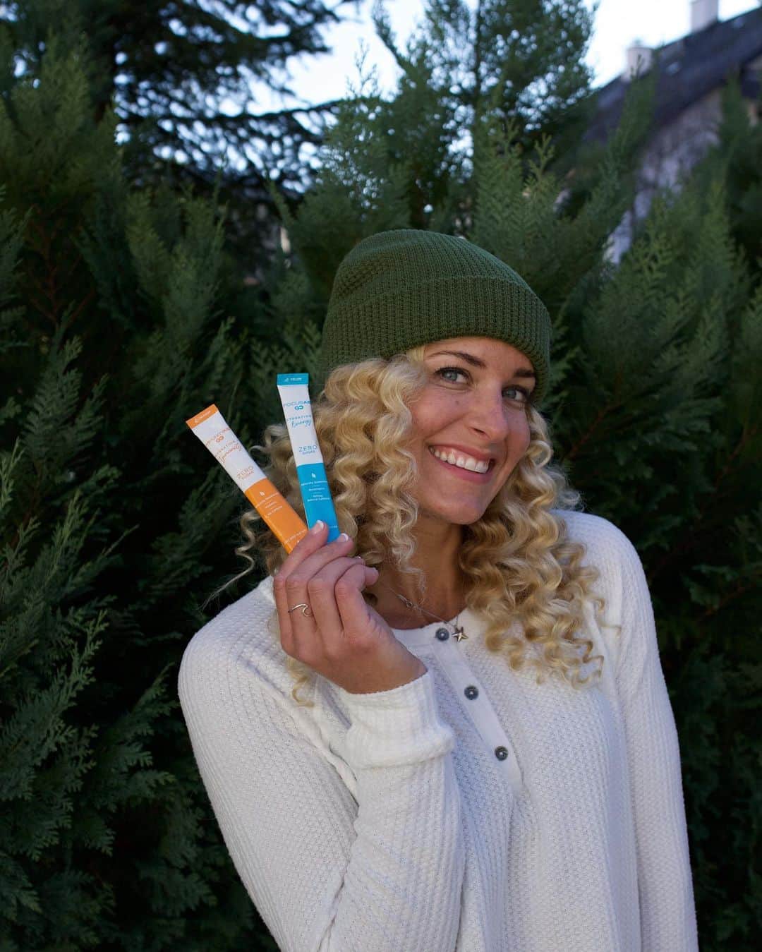 リンゼイ・ジャコベリスのインスタグラム：「My favorite hydration and immunity packs on the go with all natural ingredients! Check out the Black friday deals at @fitaid and @lifeaid.  For a 30% off deal check out the link in my bio 😝」