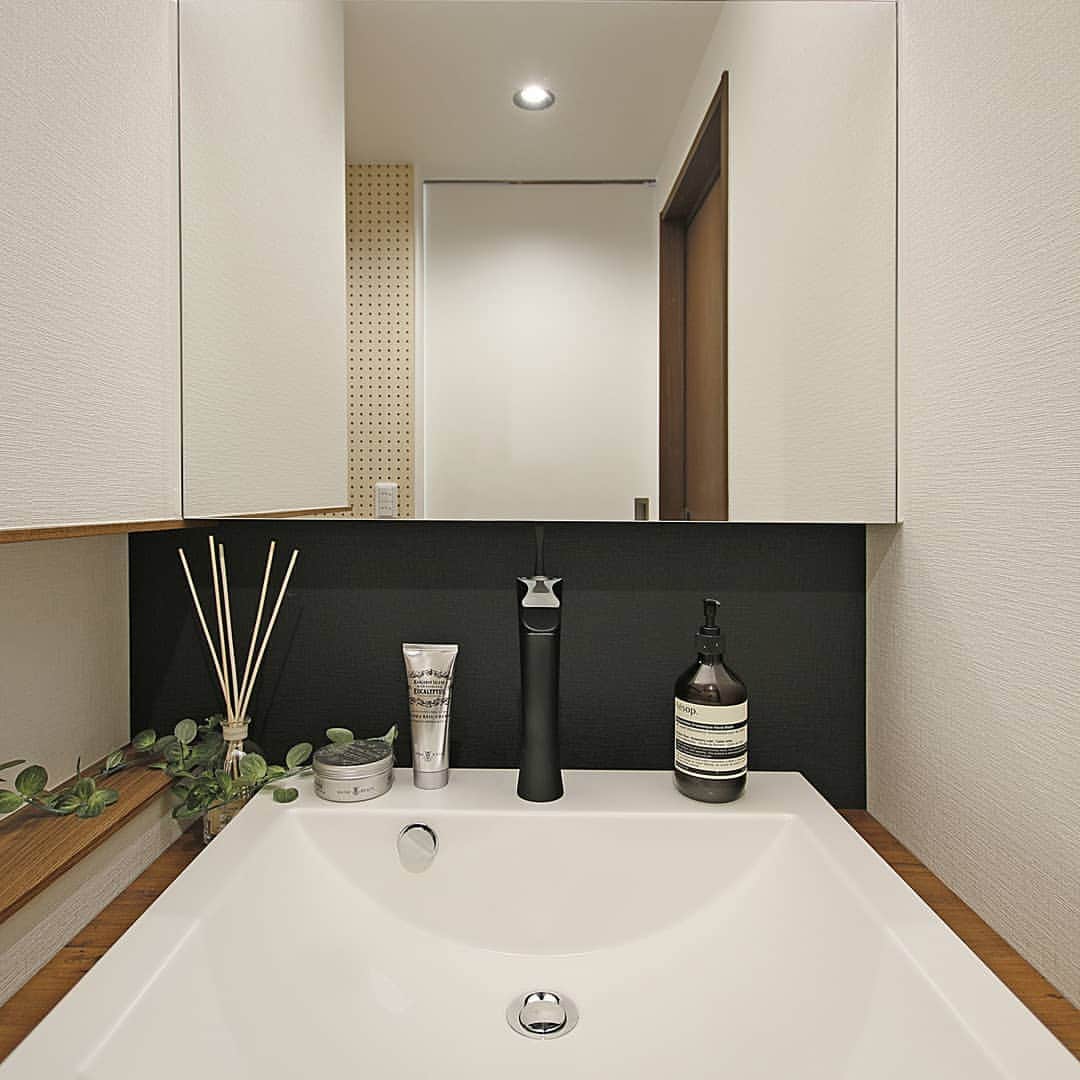 OUKEN DESIGN - 株式会社旺建さんのインスタグラム写真 - (OUKEN DESIGN - 株式会社旺建Instagram)「. 【スッキリおしゃれな洗面台】 . 洗面台は、毎日使うものなので ついつい物で溢れがちになり、生活感が出てしまいます。 どんなポイントに気をつければ、スッキリとしたおしゃれな洗面台になるのでしょうか。 . ■必要最低限の物だけを表に出す 歯ブラシや石鹸など、毎日使うものは表に出しておいたほうが楽ですよね。 ただし、直置きは避け、統一感をもたせた収納をすることがポイントです。 たとえば、壁付の歯ブラシホルダーやフック、直置きする場合はコップに必ず入れておくなど。 . ■インテリア小物を取り入れる 観葉植物やディフューザーは、見た目がぐっとおしゃれになるだけでなく、 爽やかな雰囲気・香りで全体をおしゃれな空間にしてくれます。 生活感を抑えつつ、小物でおしゃれさを出しましょう。 . ■モノクロカラーで揃える ホテルライクな上品な洗面所にする場合、色彩の統一感が重要です。 ソープディスペンサーやタオルなど、目に見える物だけでも色を統一するだけで スッキリとまとまった印象になります。 →白で統一したり、洗面ボウルの白さとメリハリを付ける黒を取り入れるのがおすすめです。 . . ---------------------------- 洗面スペースづくりのアイデアはこちらから→ @oukendesign ---------------------------- . . #香川の家 #岡山の家 #洗面台 #洗面所 #洗面所インテリア #洗面ボウル #造作洗面所 #造作洗面台 #洗面 #水回り #既成洗面台 #おしゃれな洗面所 #ホテルライク #家事 #収納 #インテリアデザイン #こだわりの家 #マイホーム #マイホーム計画 #ouken #旺建」11月27日 15時30分 - oukendesign